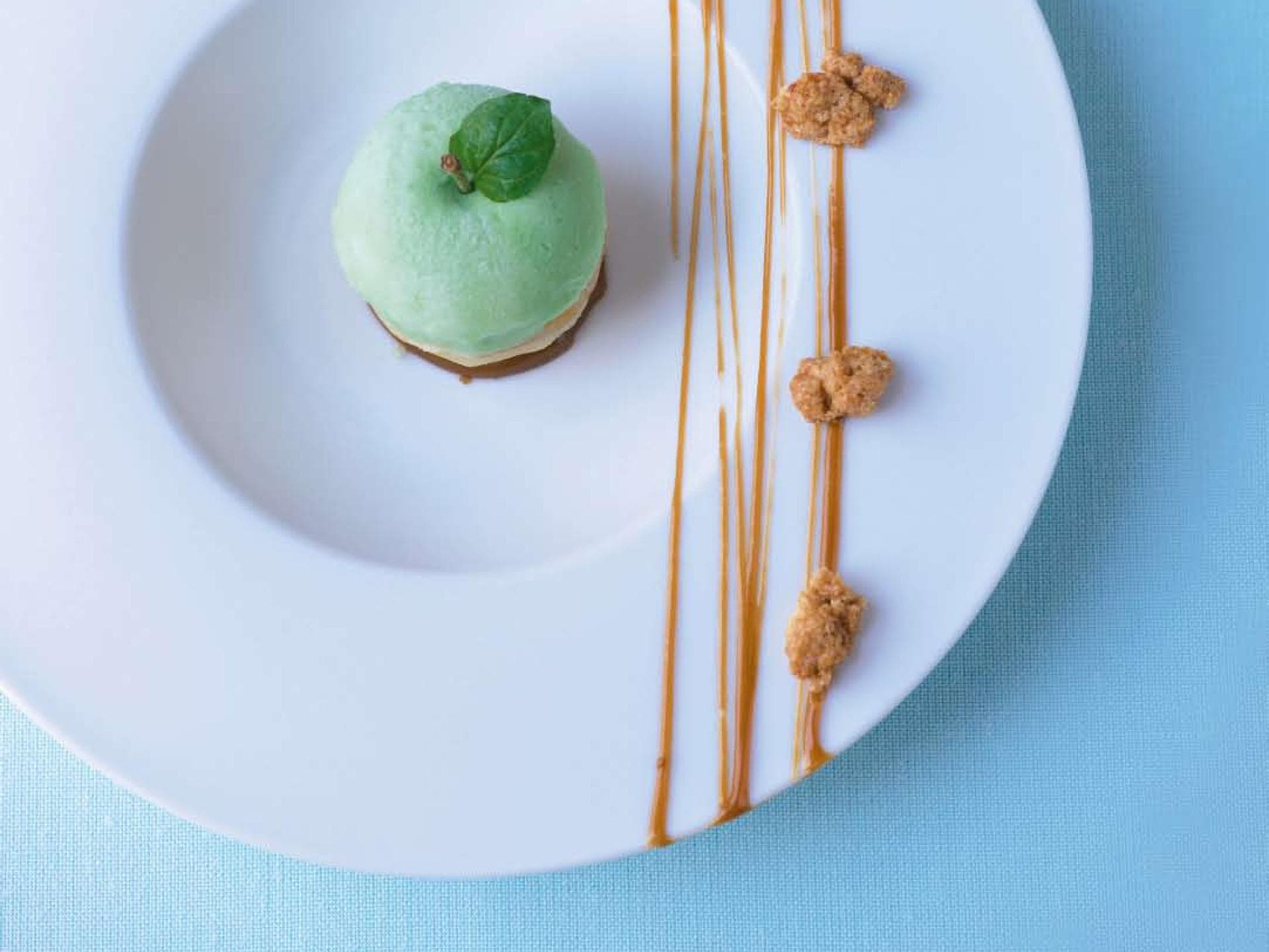 Karamellapfel mit feinem Apfelsorbet. Karamellapfel mit feinem Apfelsorbet.