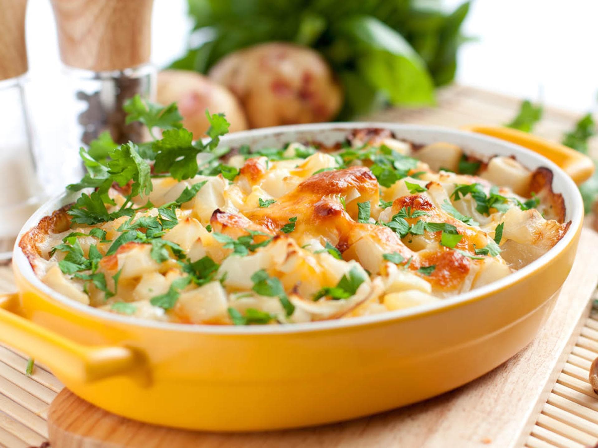 Geschichtete Kartoffeln mit Käse überbacken