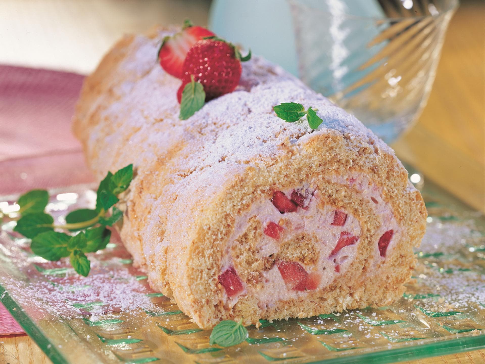 Biskuitrolle mit Erdbeeren
