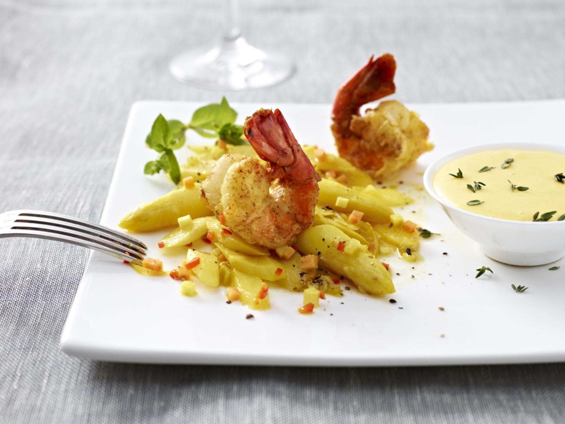 Spargel in Gemüse- Champagnervinaigrette mit dreierlei Thymian- Hollandaise und 