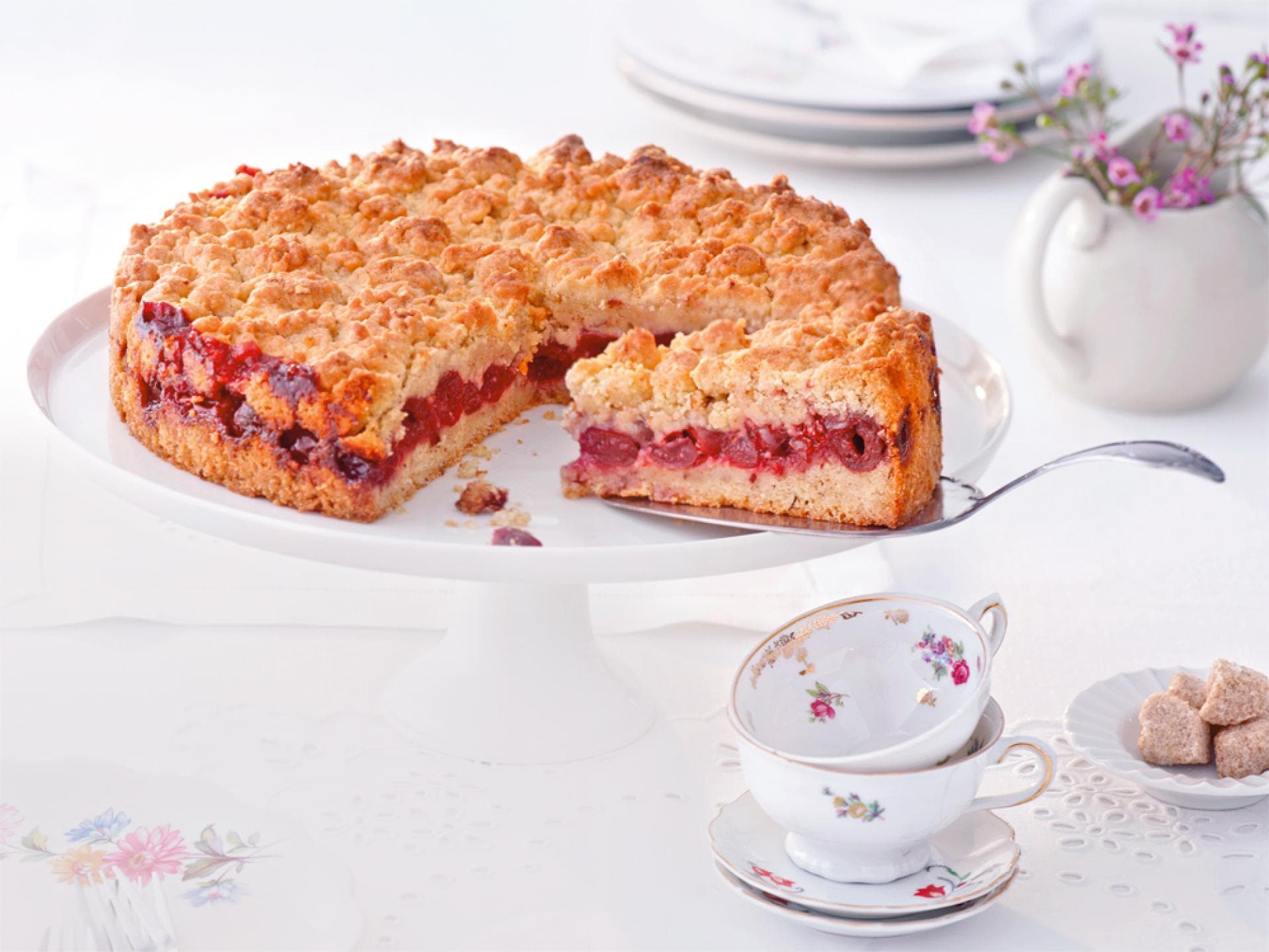 Kirschkuchen mit Haselnuss-Streuseln