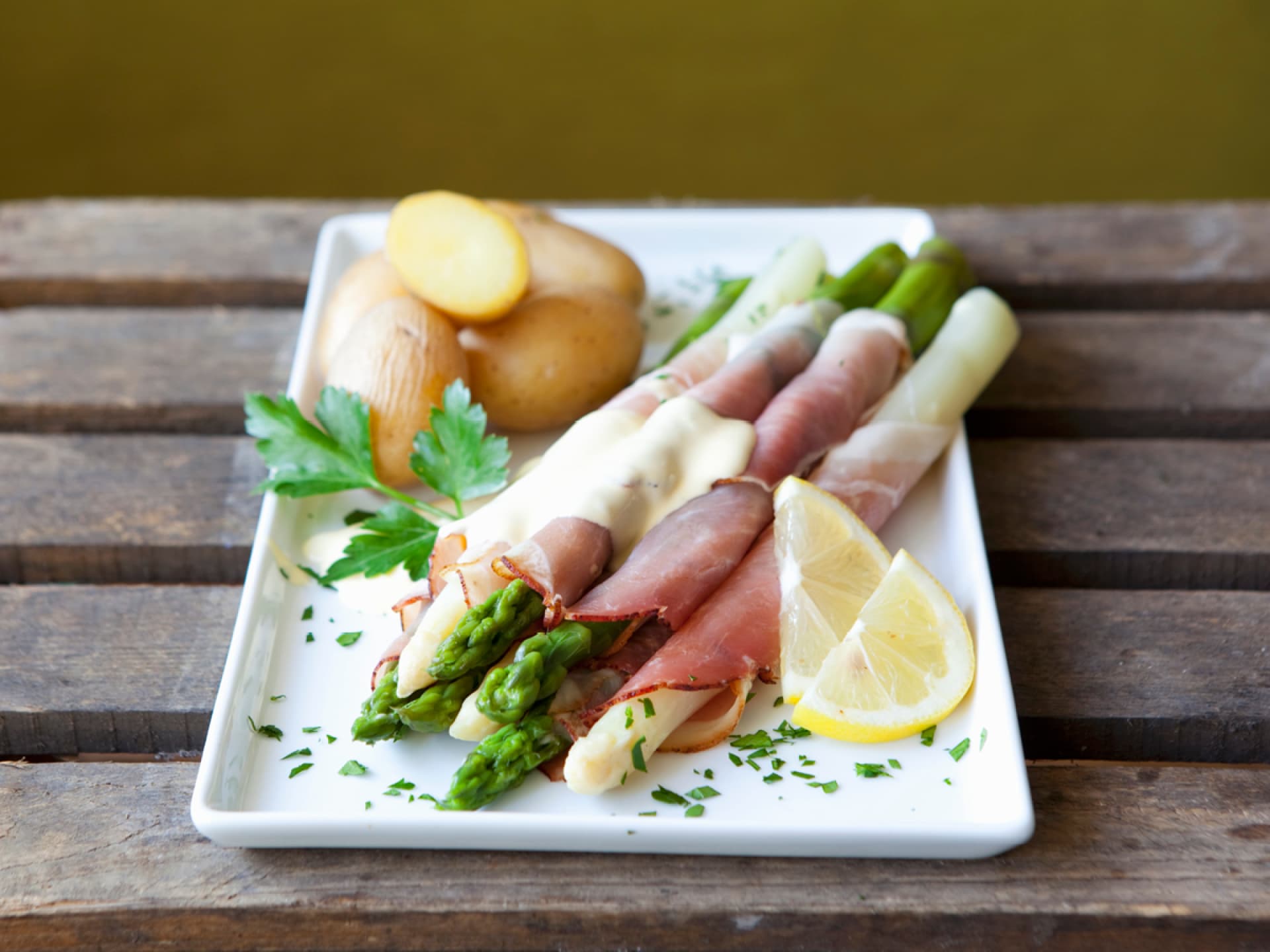 Klassisches Rezept für Spargel mit Schinken Klassisches Rezept für Spargel mit Schinken - Jetzt zu Hause nachkochen und genießen!