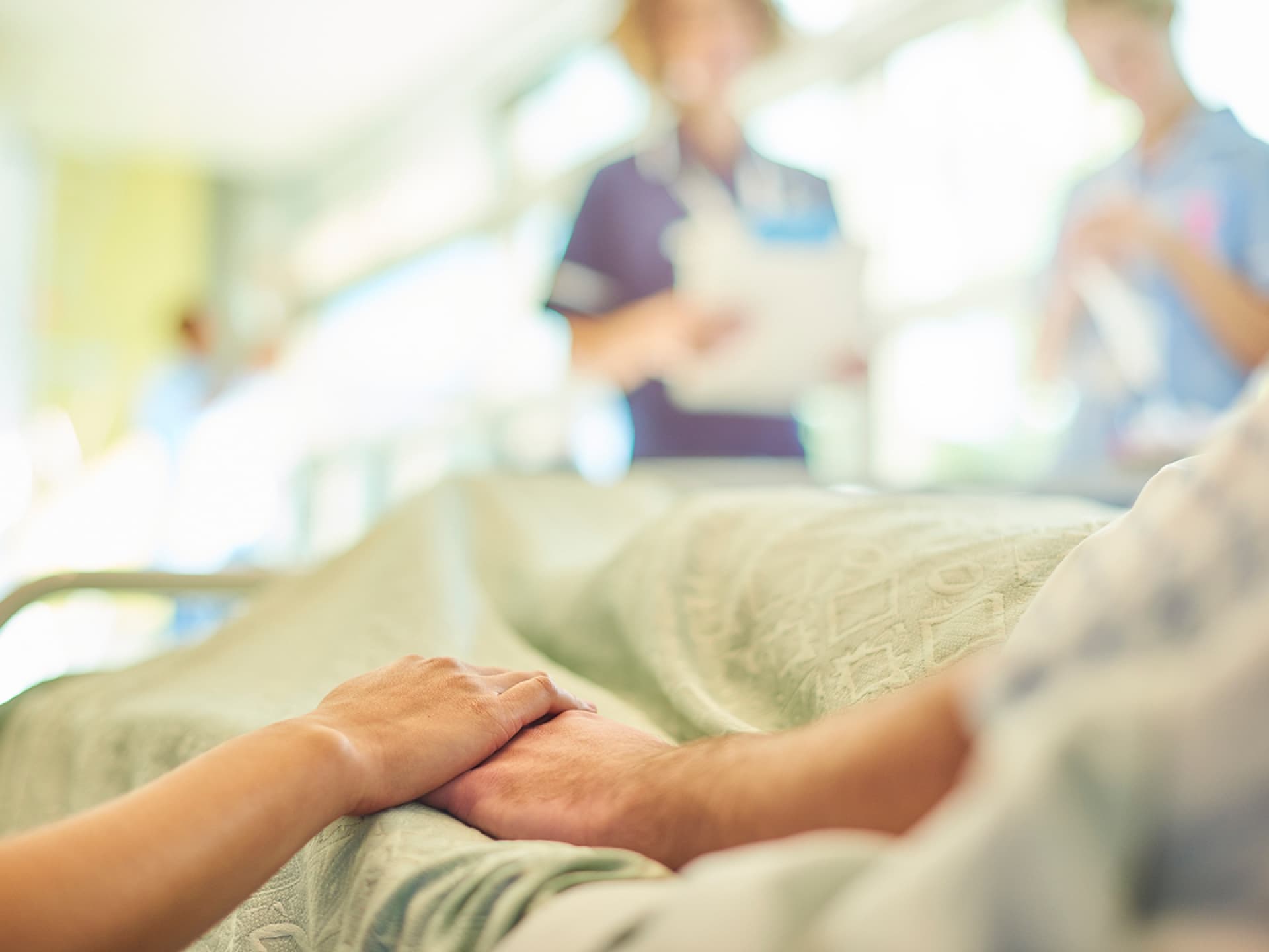 Ein Patient liegt im Wachkoma