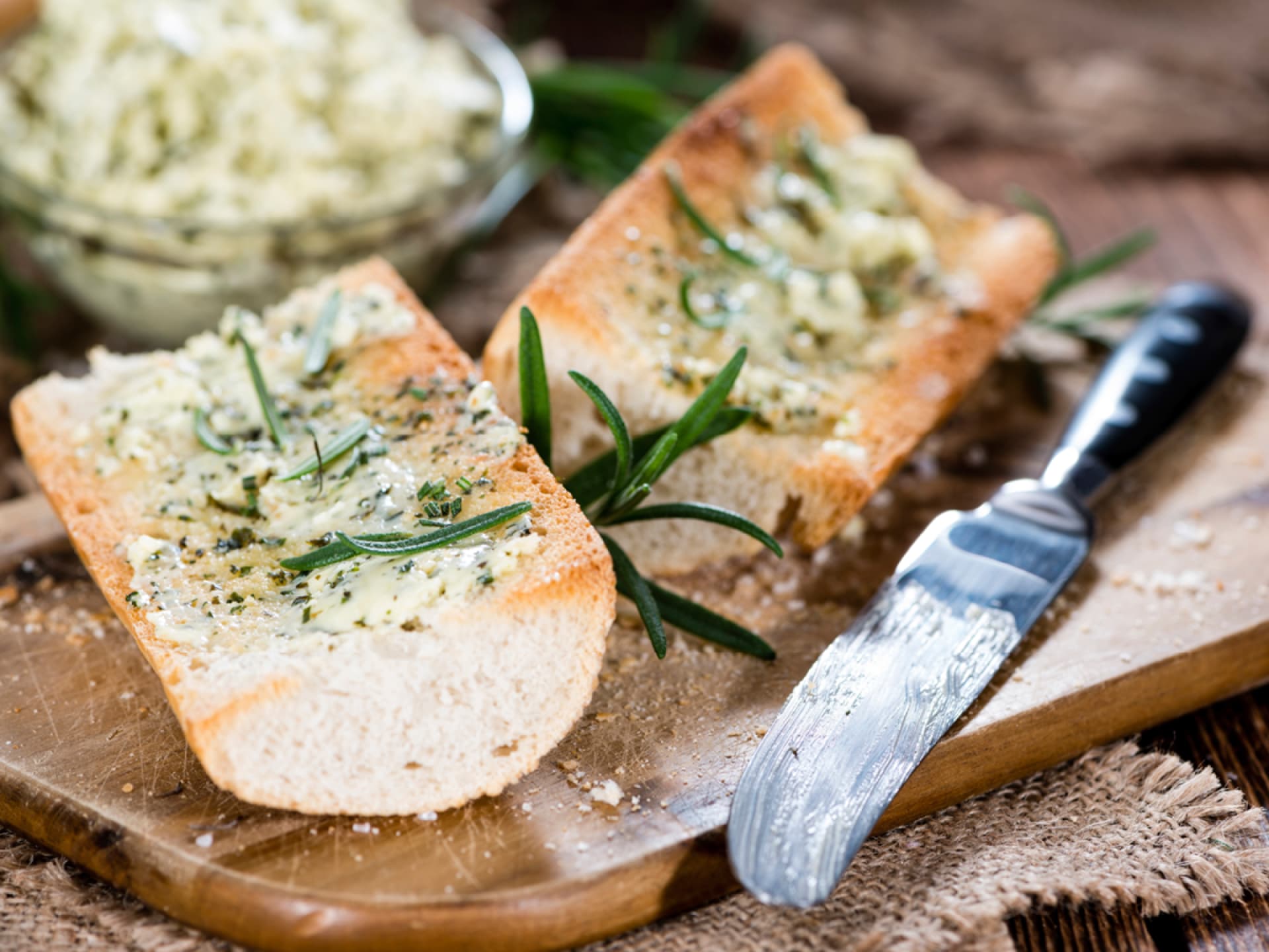 Baguette mit frischer Kräuterbutter