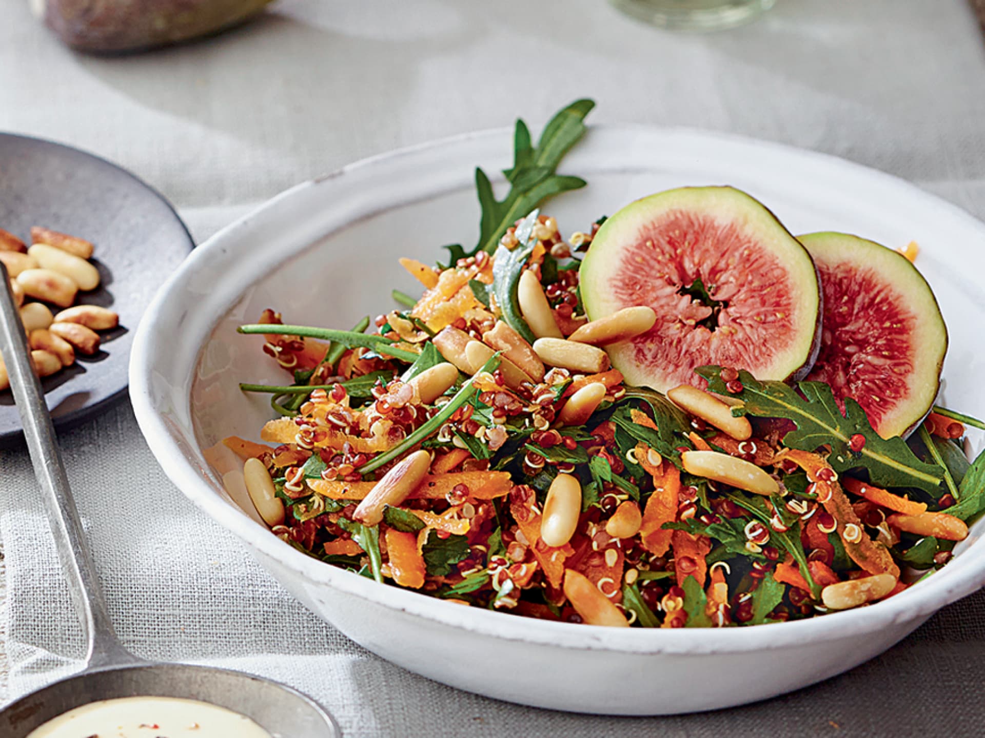 Quinoa-Salat, dekoriert mit Feigen