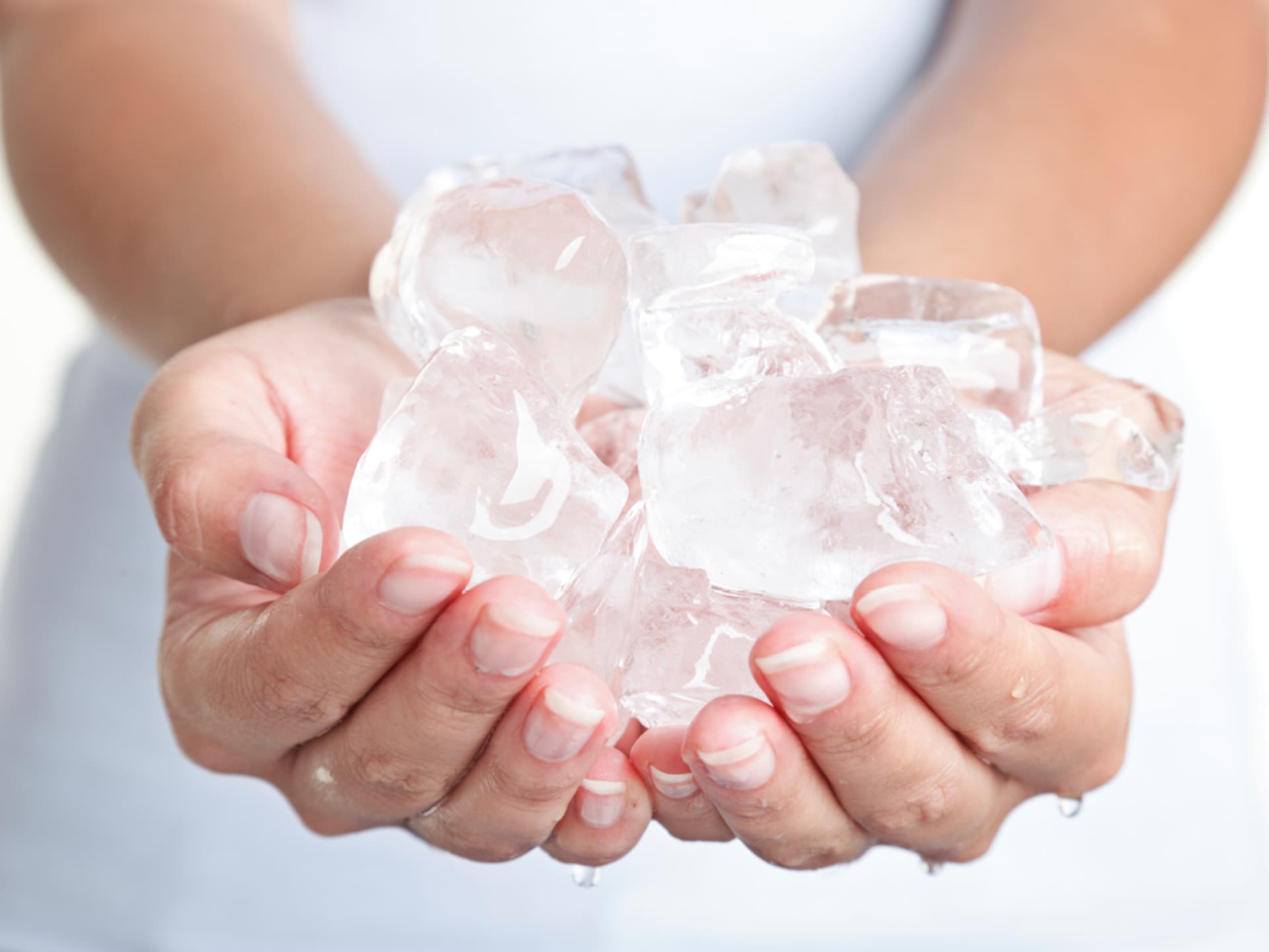 Kryolipolyse Frau hält Eiswürfel