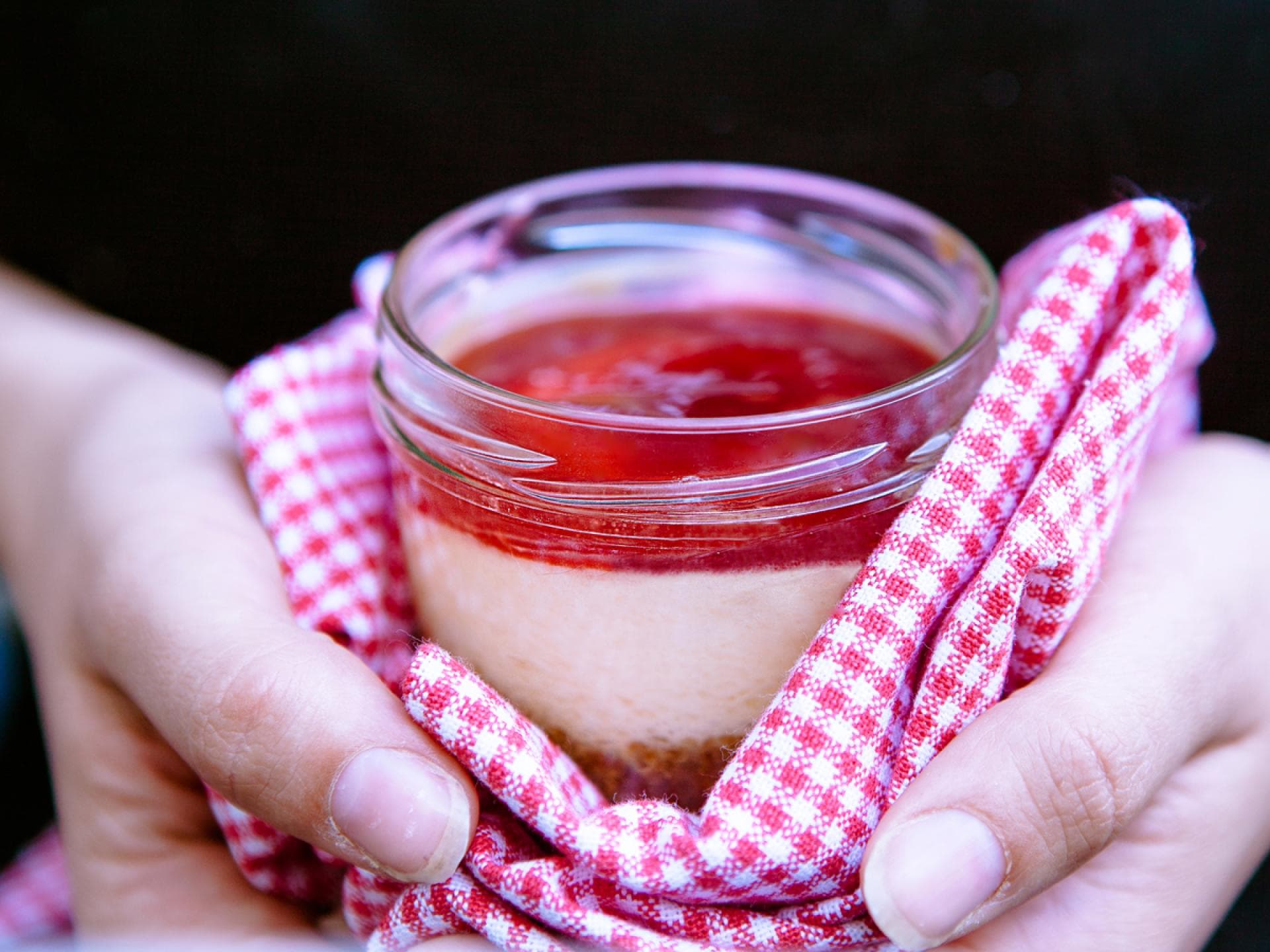 Lemon-Cheesecakes mit schneller Erdbeersoße im Glas
