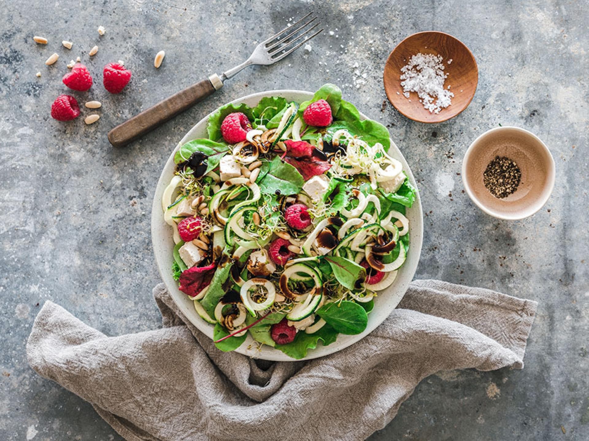 Frischer Pflücksalat mit Zucchini-Spiralen, Feta und Himbeeren