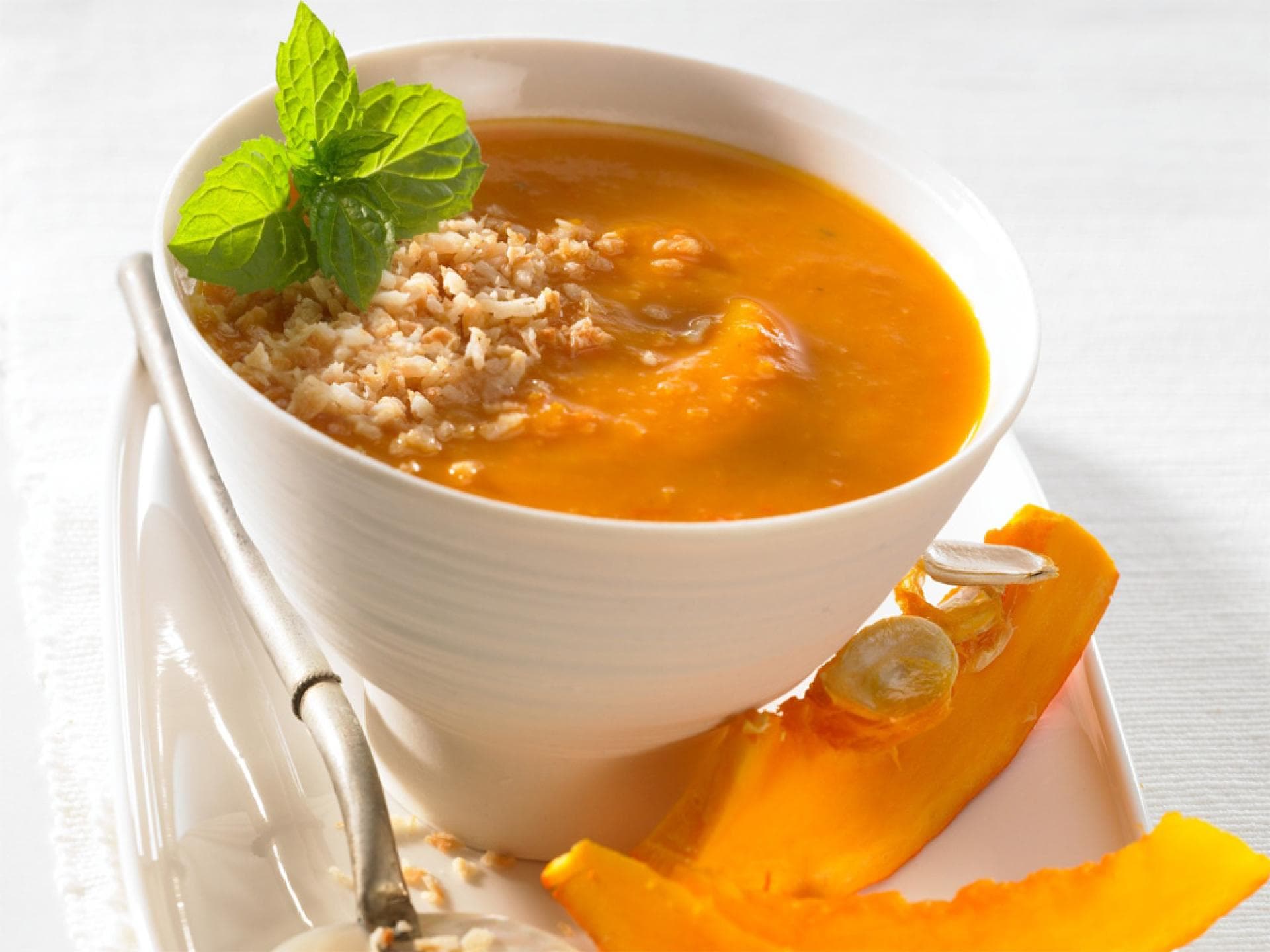 Kürbissuppe - Kokosmilch, Tomaten und Kürbis sind die perfekten Zutaten für eine frische Kürbissuppe