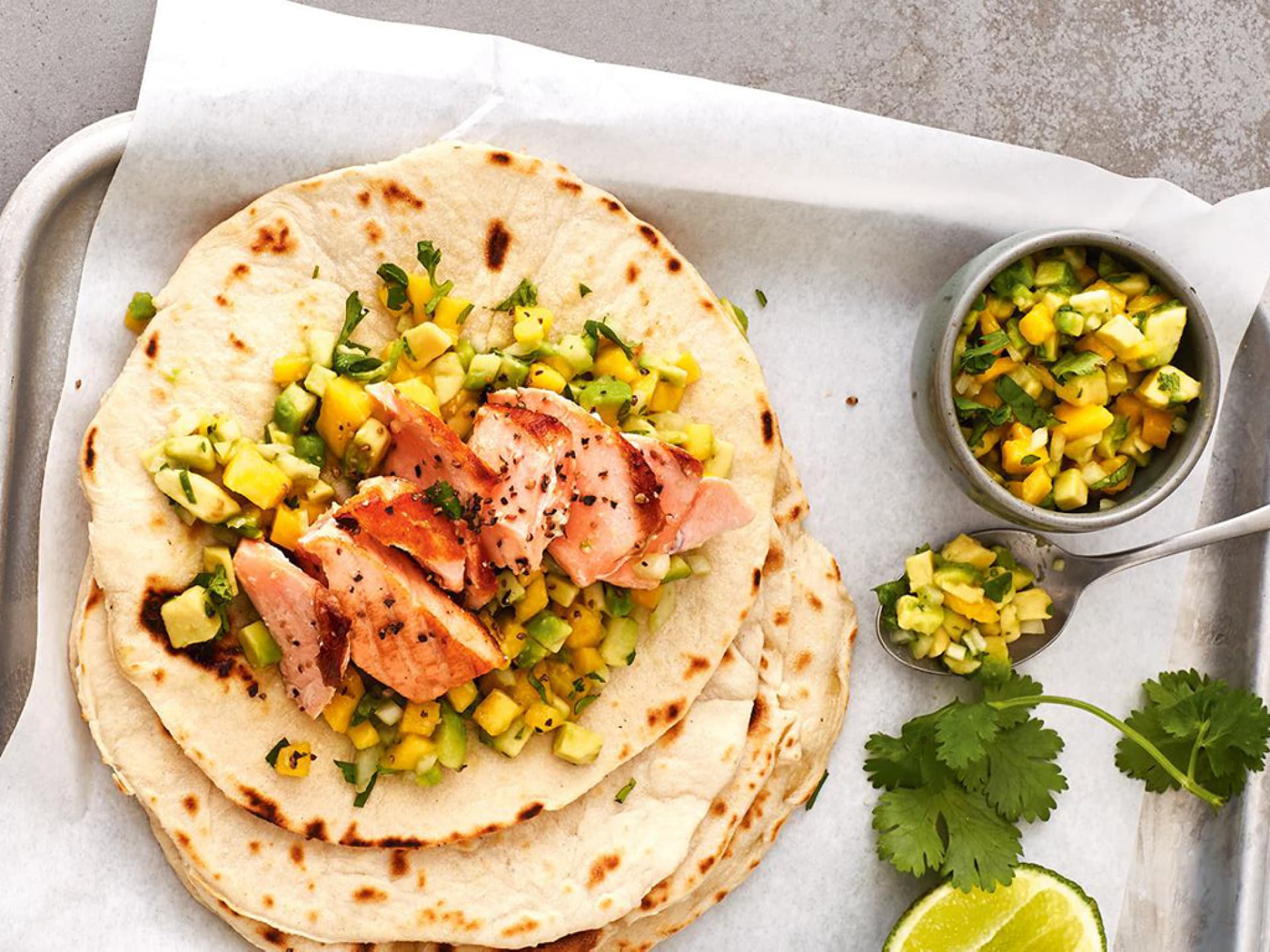 Lachs-Tortilla mit Avocado-Mango-Salsa