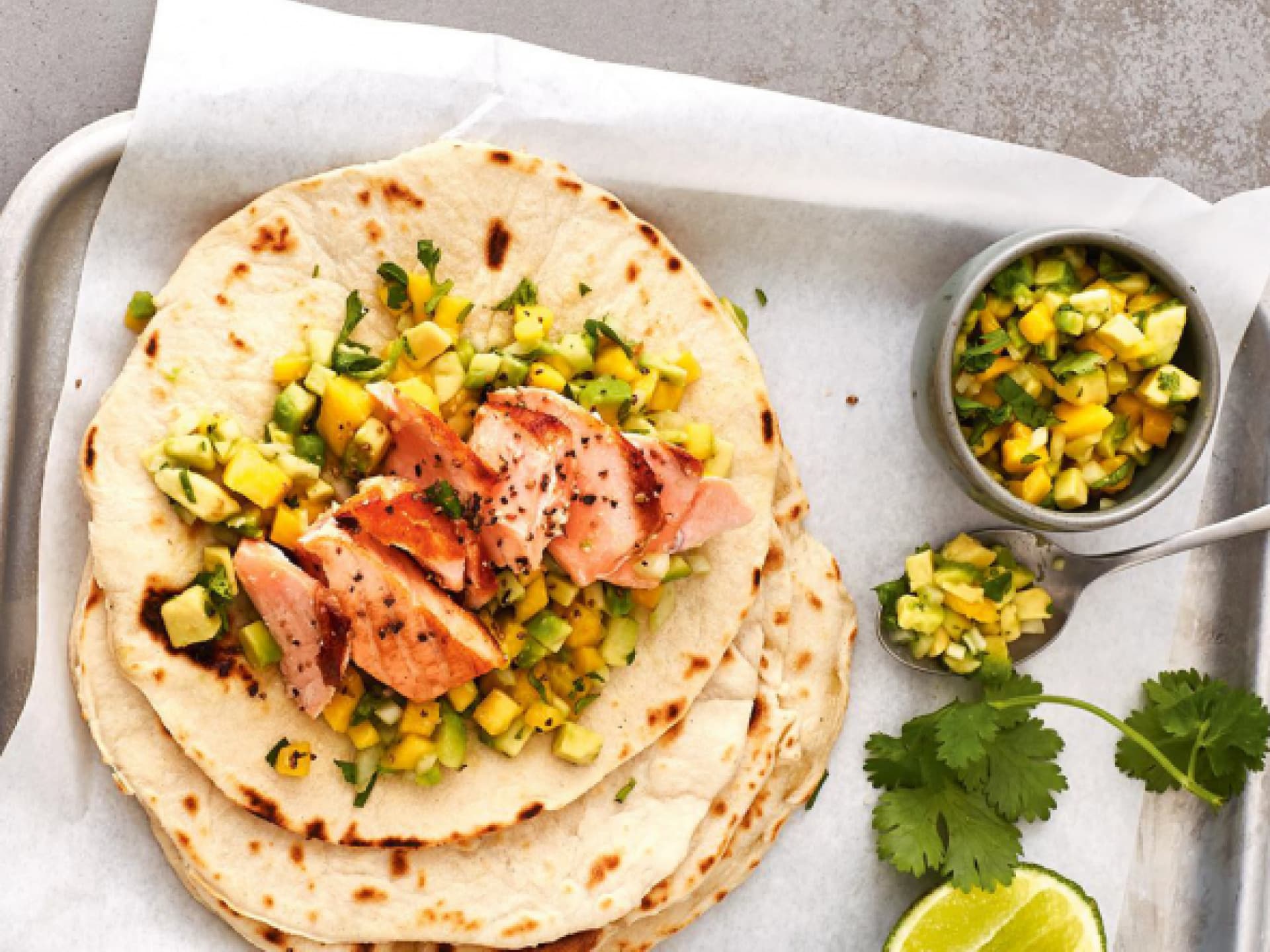 Lachs-Tortilla mit Avocado-Mango-Salsa