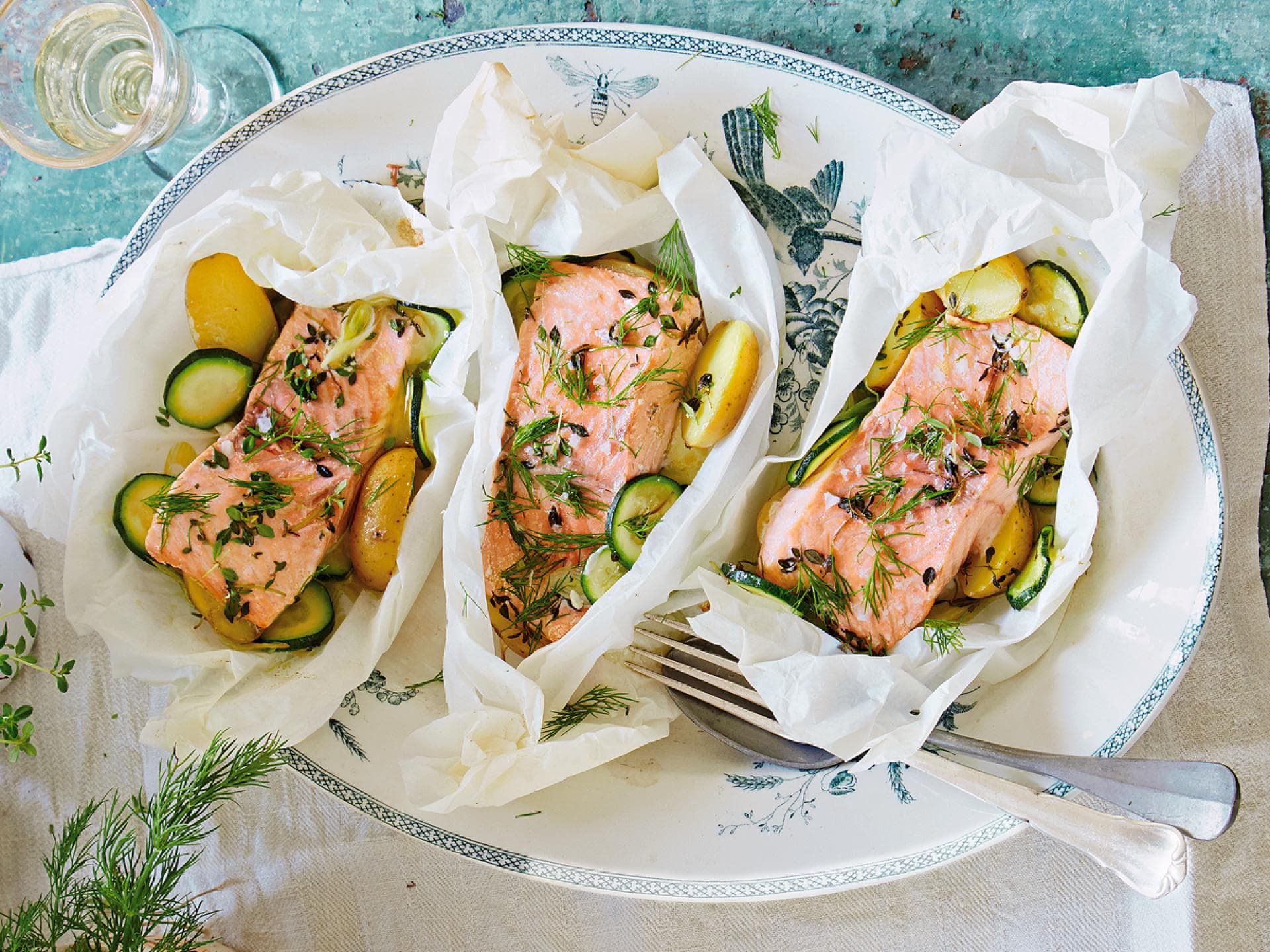 Lachsfilet im Pergament mit Dill-Aioli. Lachsfilet im Pergament mit Dill-Aioli.