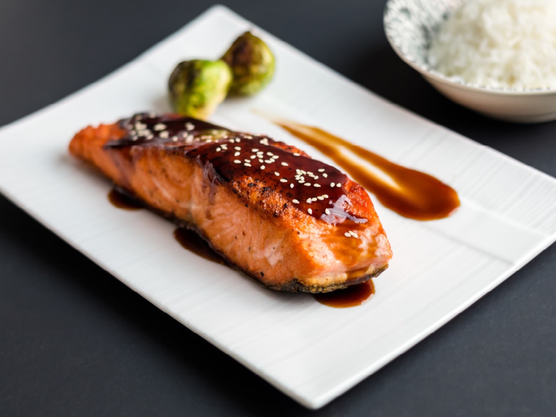 Gegrillter Lachs mit Teriyaki-Soße Gegrillter Lachs mit Teriyaki-Soße