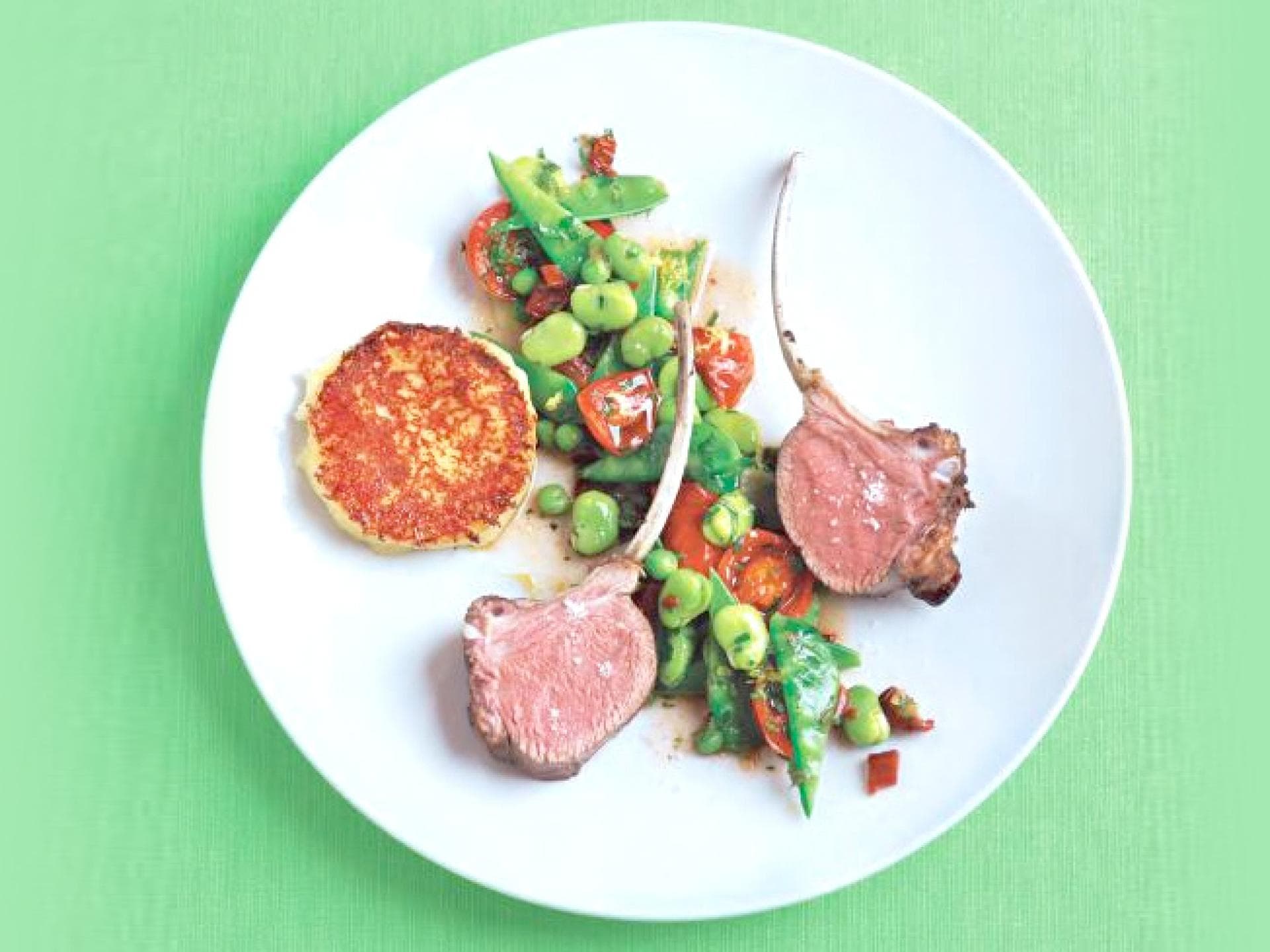 Lamm Karree mit grünem Gemüse und Kräuter-Tomaten-Öl von Sterneköchin Corneila Poletto 