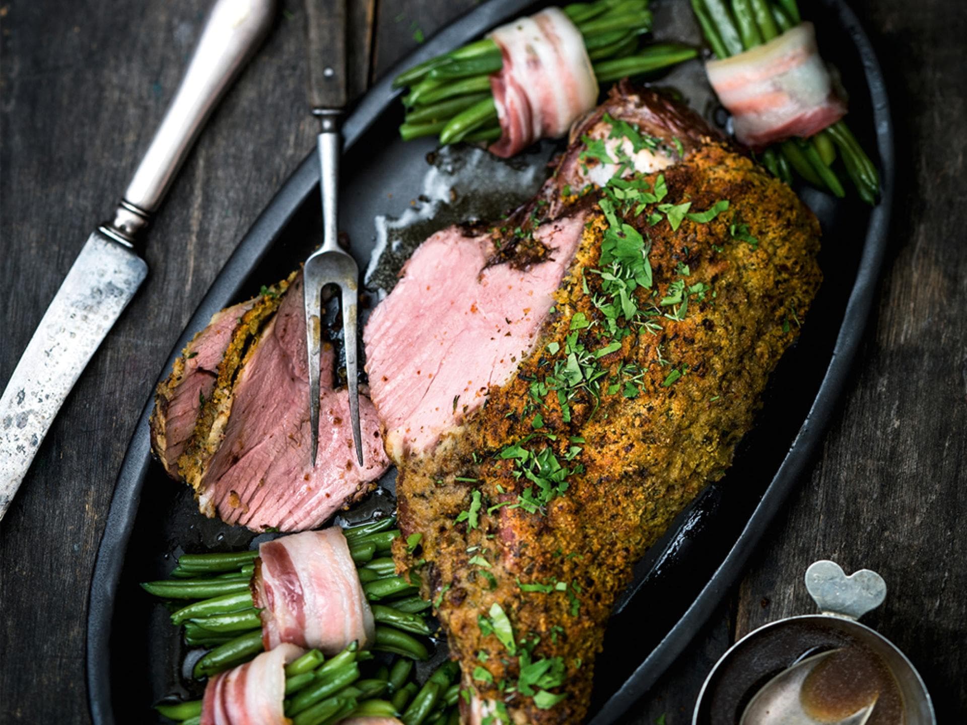 Lammkeule mit Bohnen und Speck