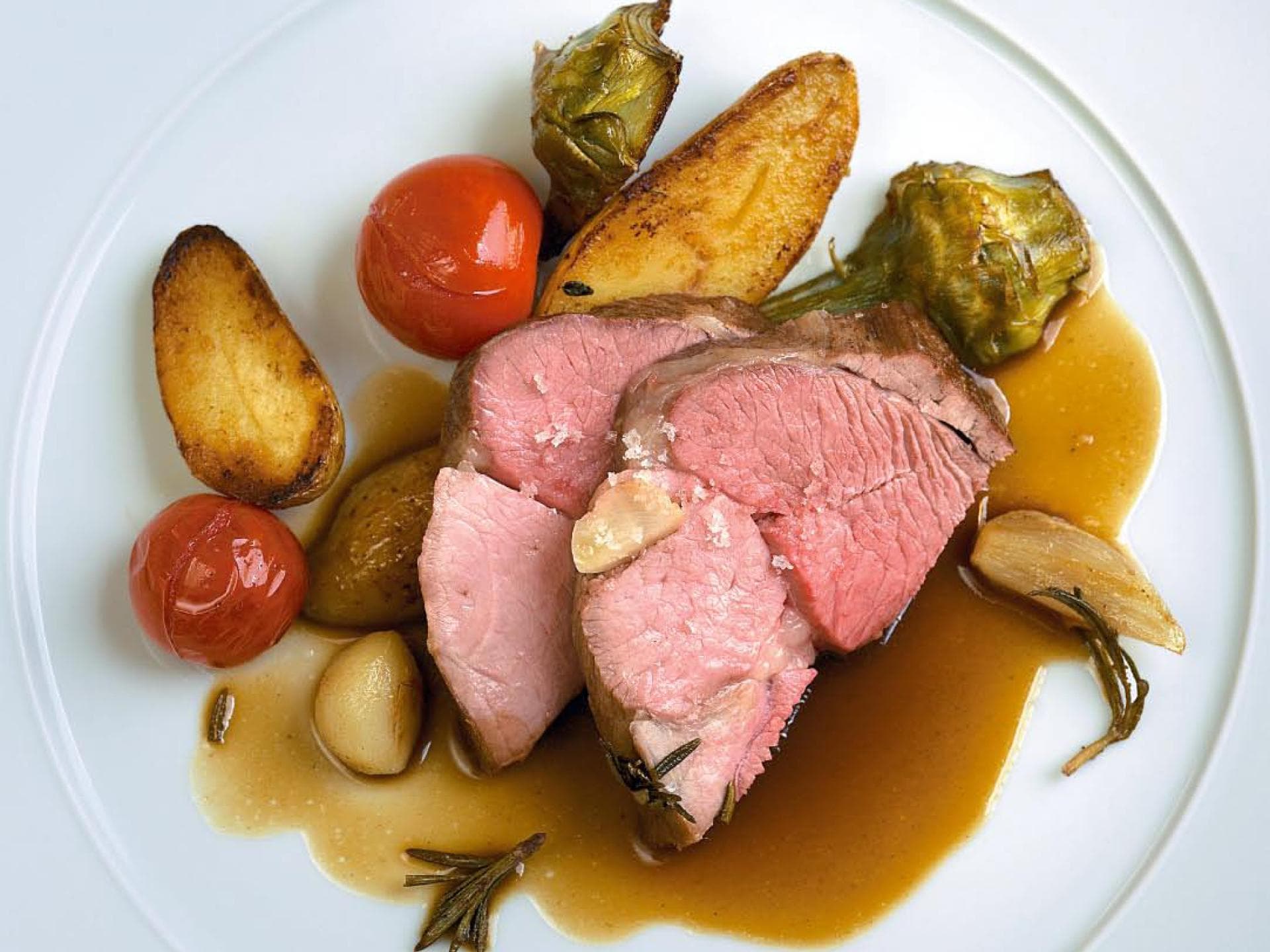Lammkeule Knoblauch und Artischocken