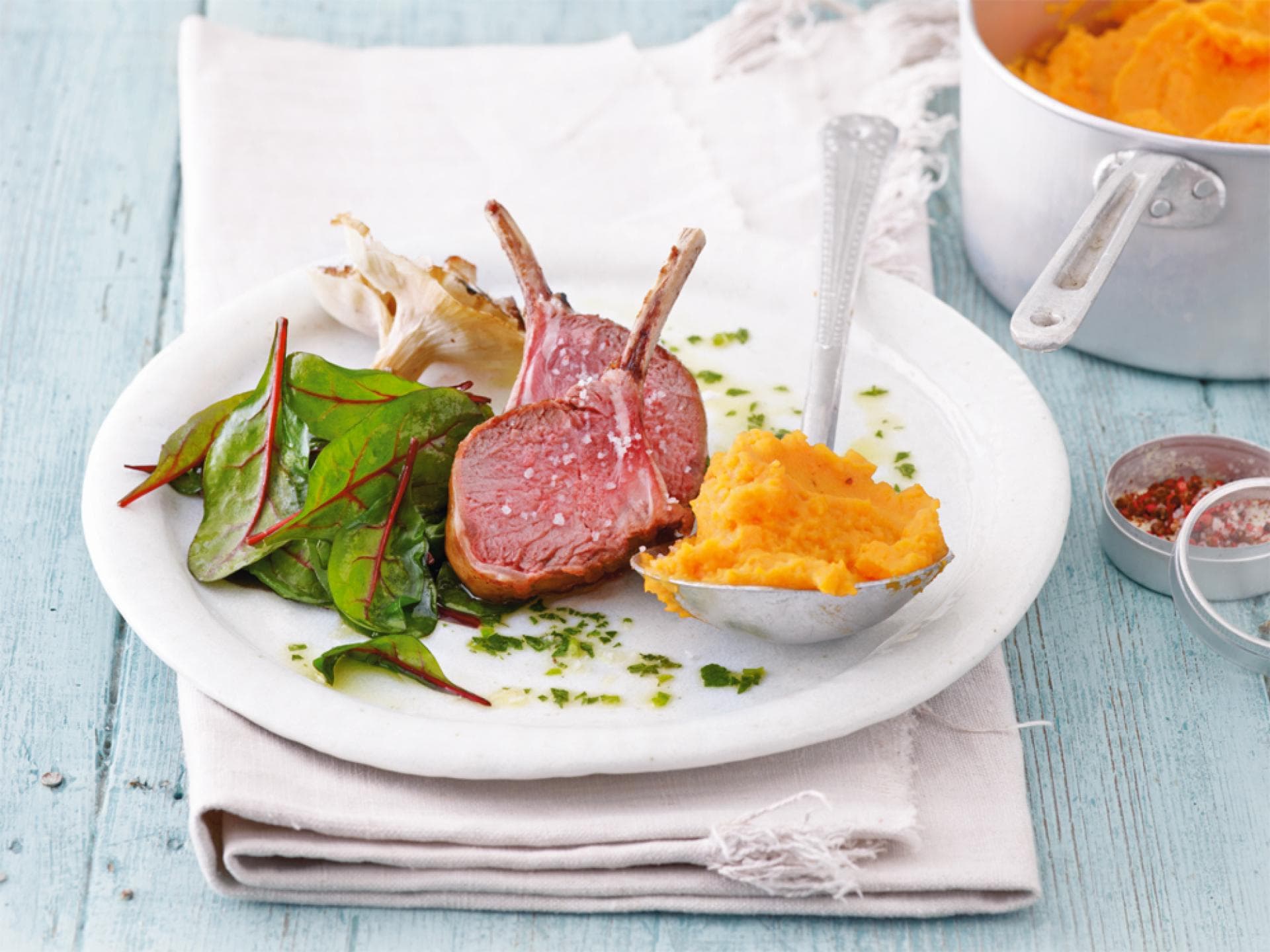 Lammkoteletts mit Süßkartoffelpüree und Mangold