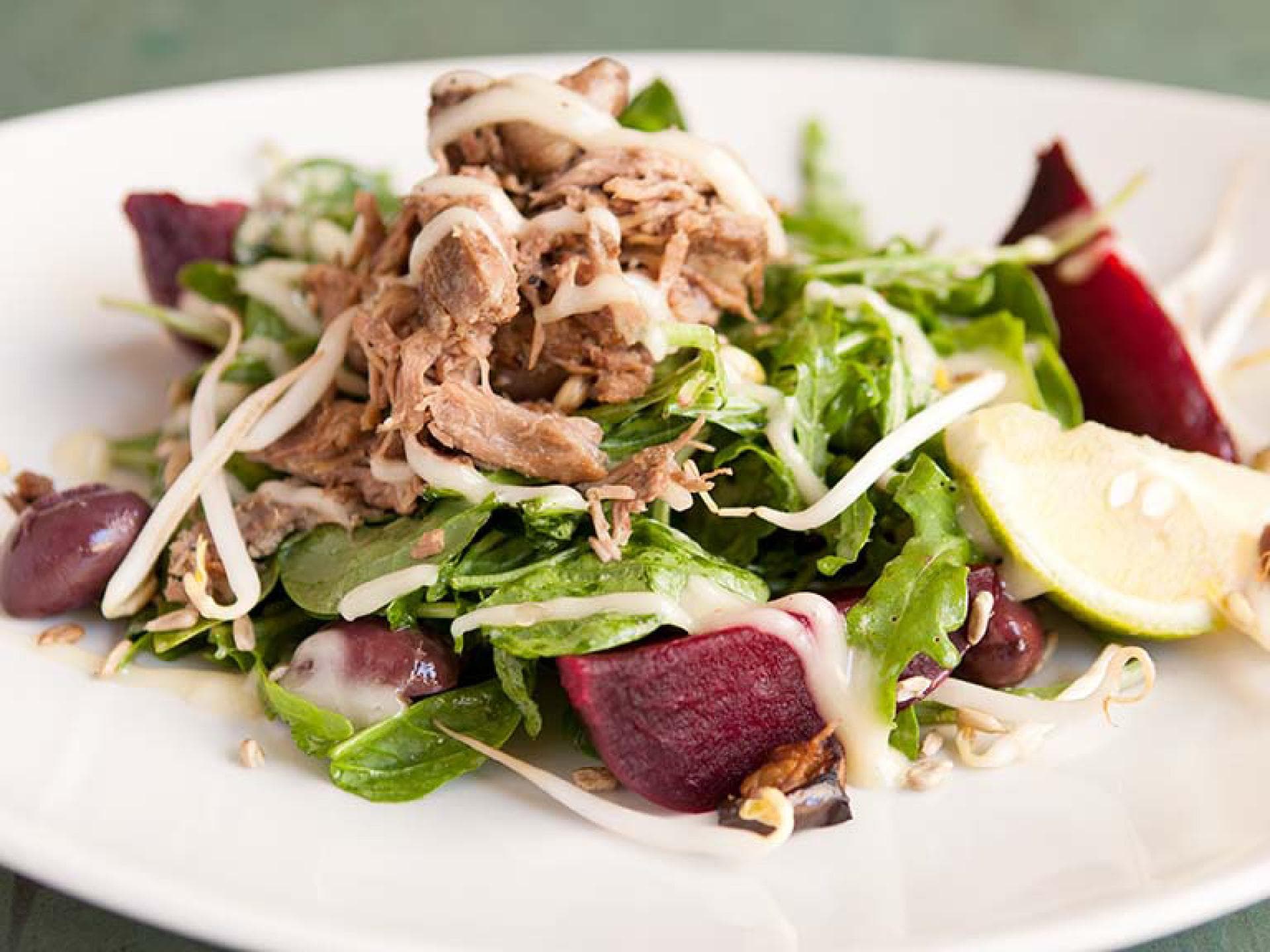 Lamm-Salat mit Auberginen, Babyspinat und Sonnenblumenkernen