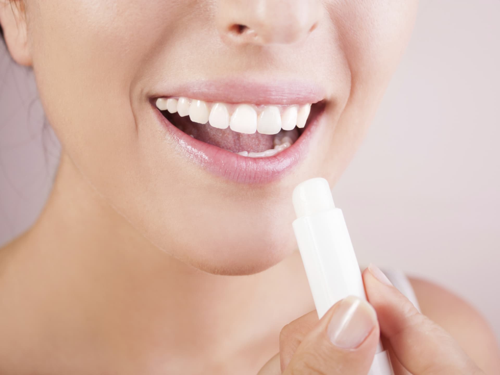 Frau trägt Lippenbalsam auf