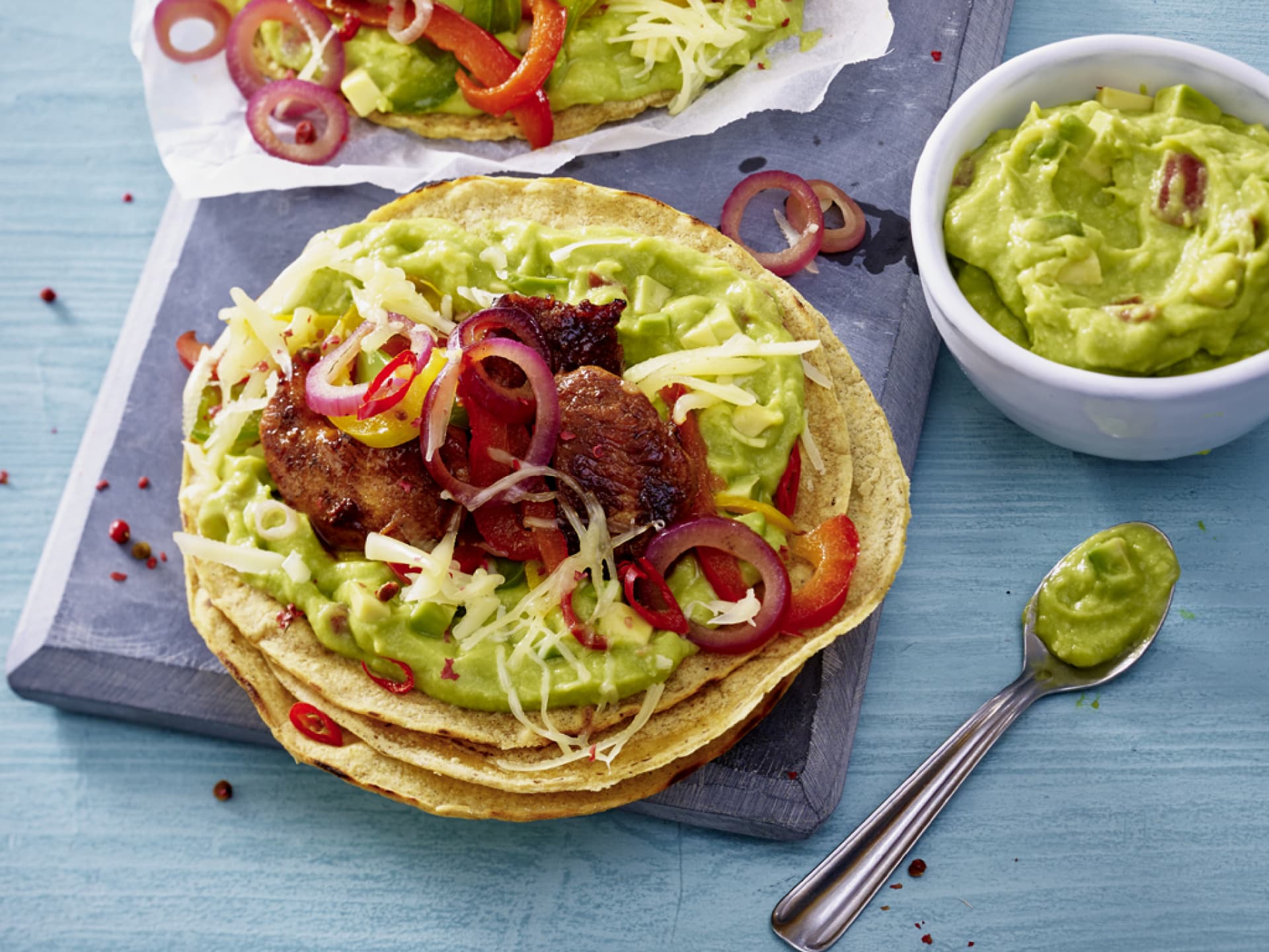 Mexikanische Maistortillas mit Hähnchenfleisch und Guacamole Mexikanische Maistortillas mit Hähnchenfleisch und Guacamole