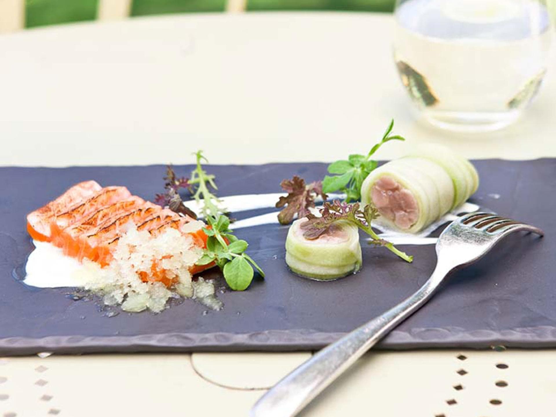 Marinierter Lachs mit Gurken-Granita Marinierter Lachs mit Gurken-Granita