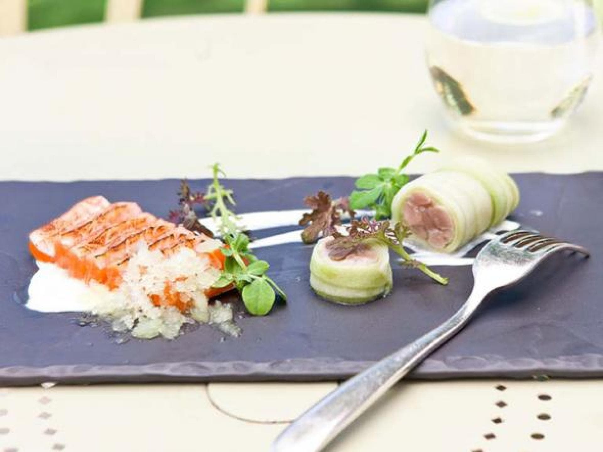 Marinierter Lachs mit Gurken-Granita