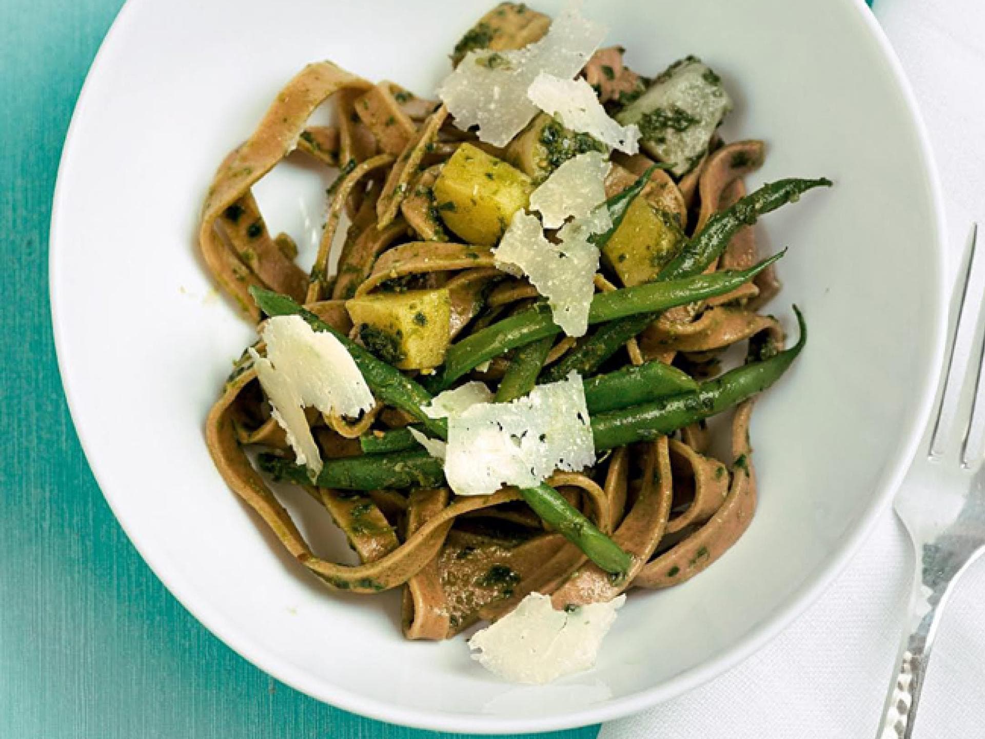 Maronen-Tagliatelle mit Bohnen und Pesto - Das Rezept finden Sie hier bei uns 