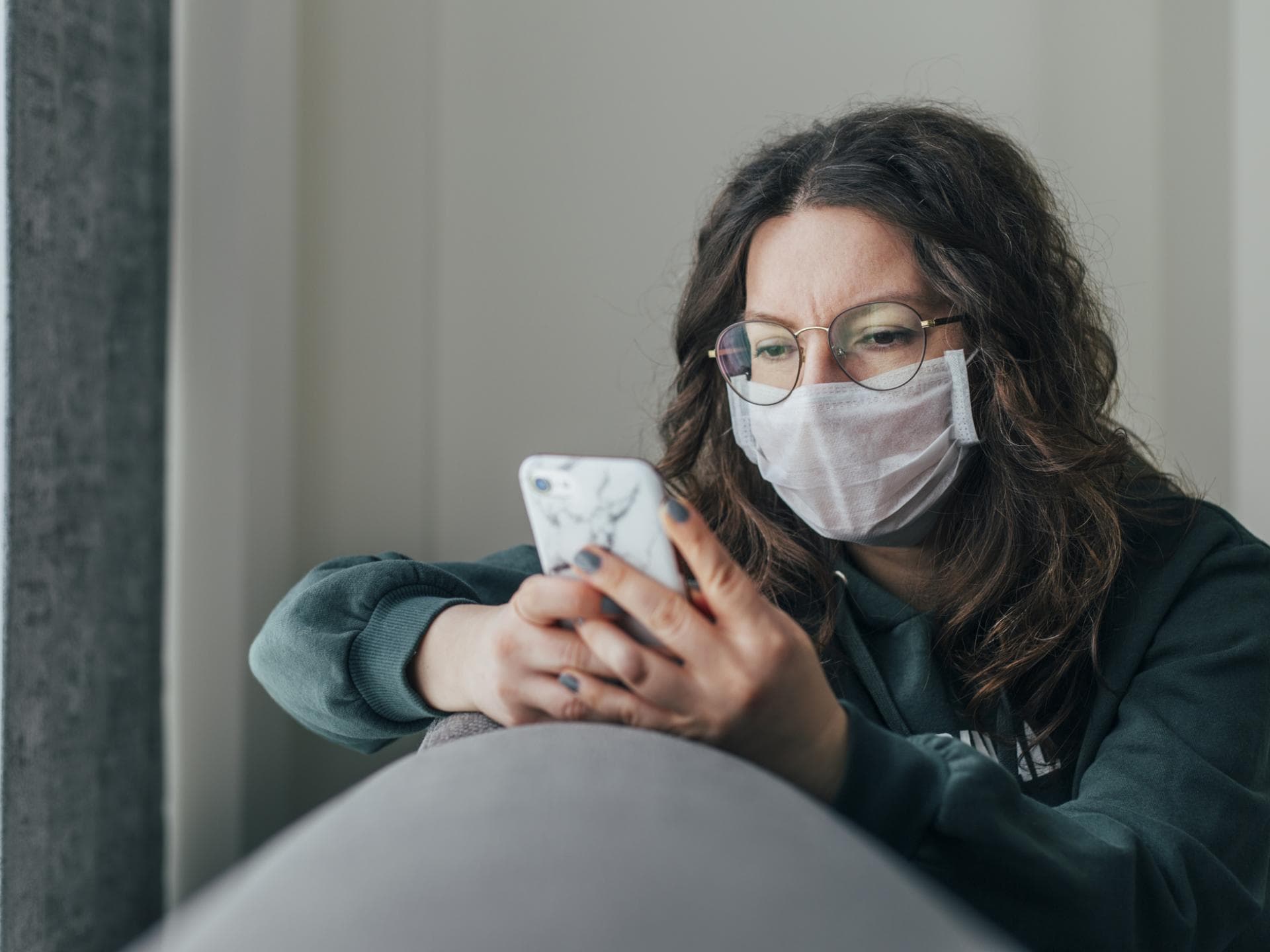 Maskenpflicht: Tipps gegen eine beschlagene Brille: Frau mit Brille und Maske