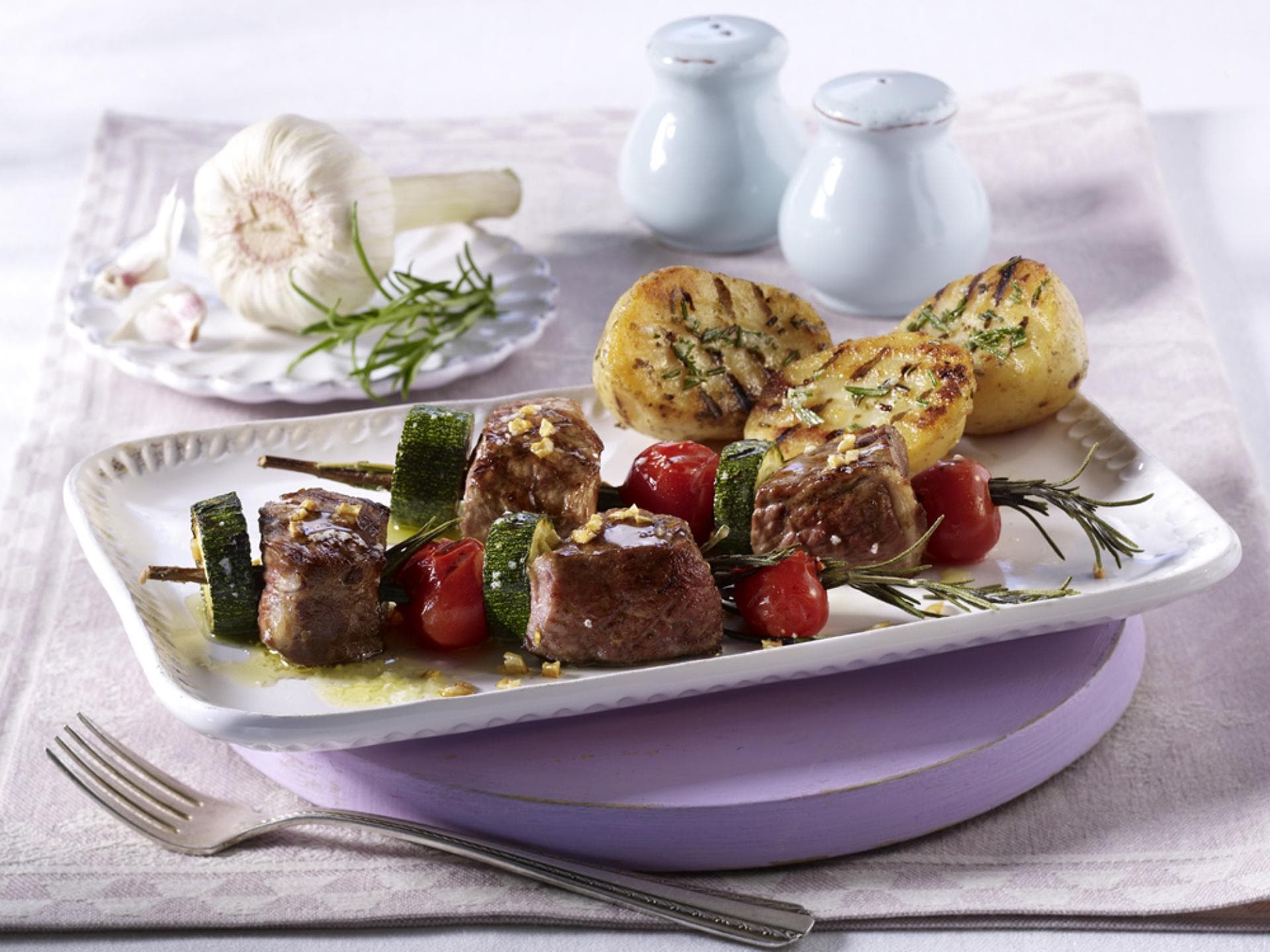 Mediterrane Schaschlik-Rosmarinspieße - Bringt die mediterrane Küche auch auf den Gill 