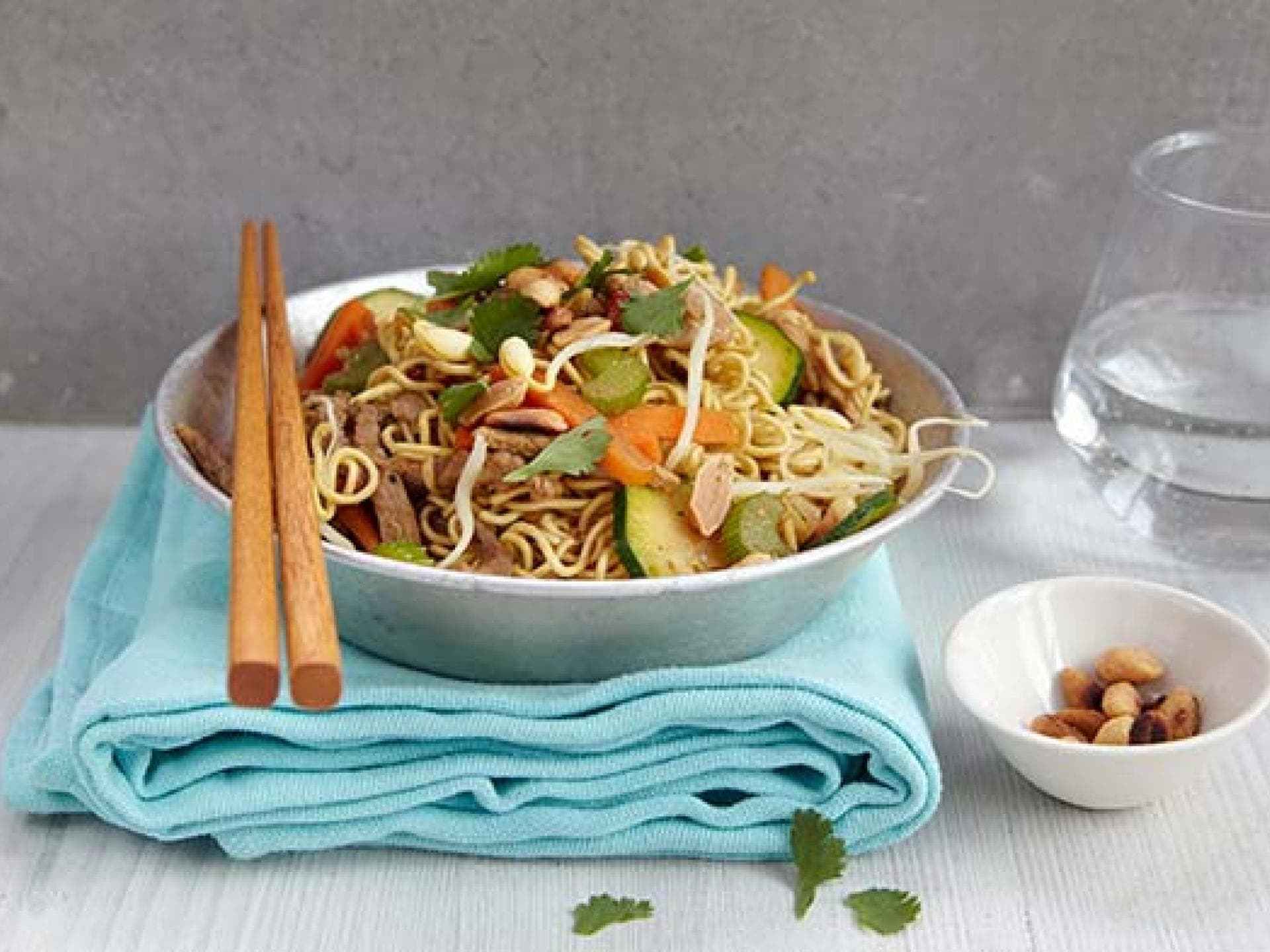 Gebratene Mie-Nudeln mit Schweineschnitzel