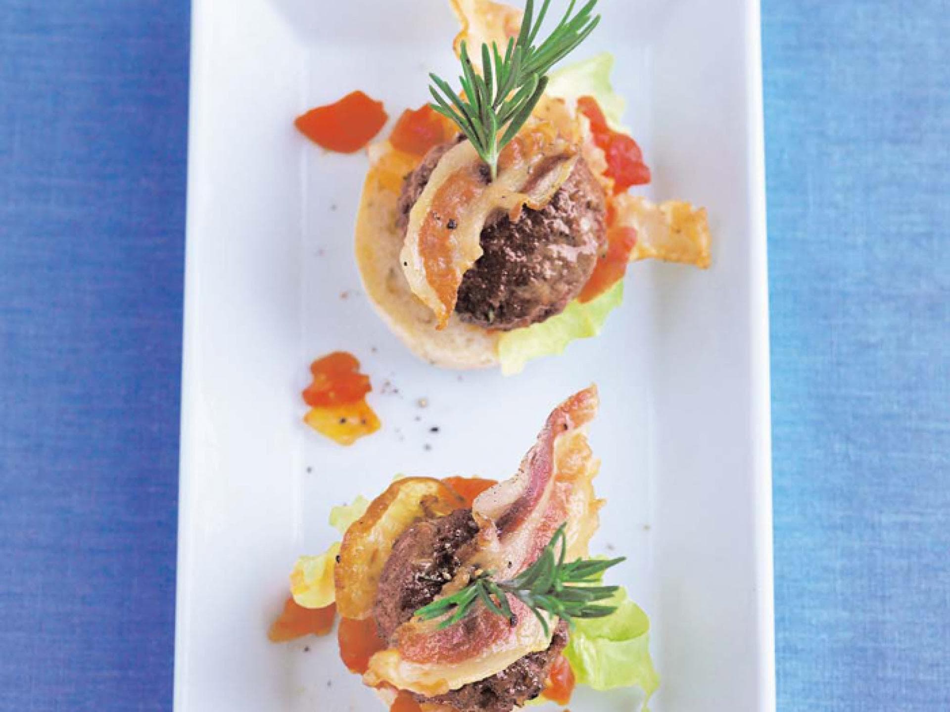 Mini-Frikadellen mit Rosmarinbrötchen - Das Rezept von Starköchin Cornelia Poletto finden Sie bei uns