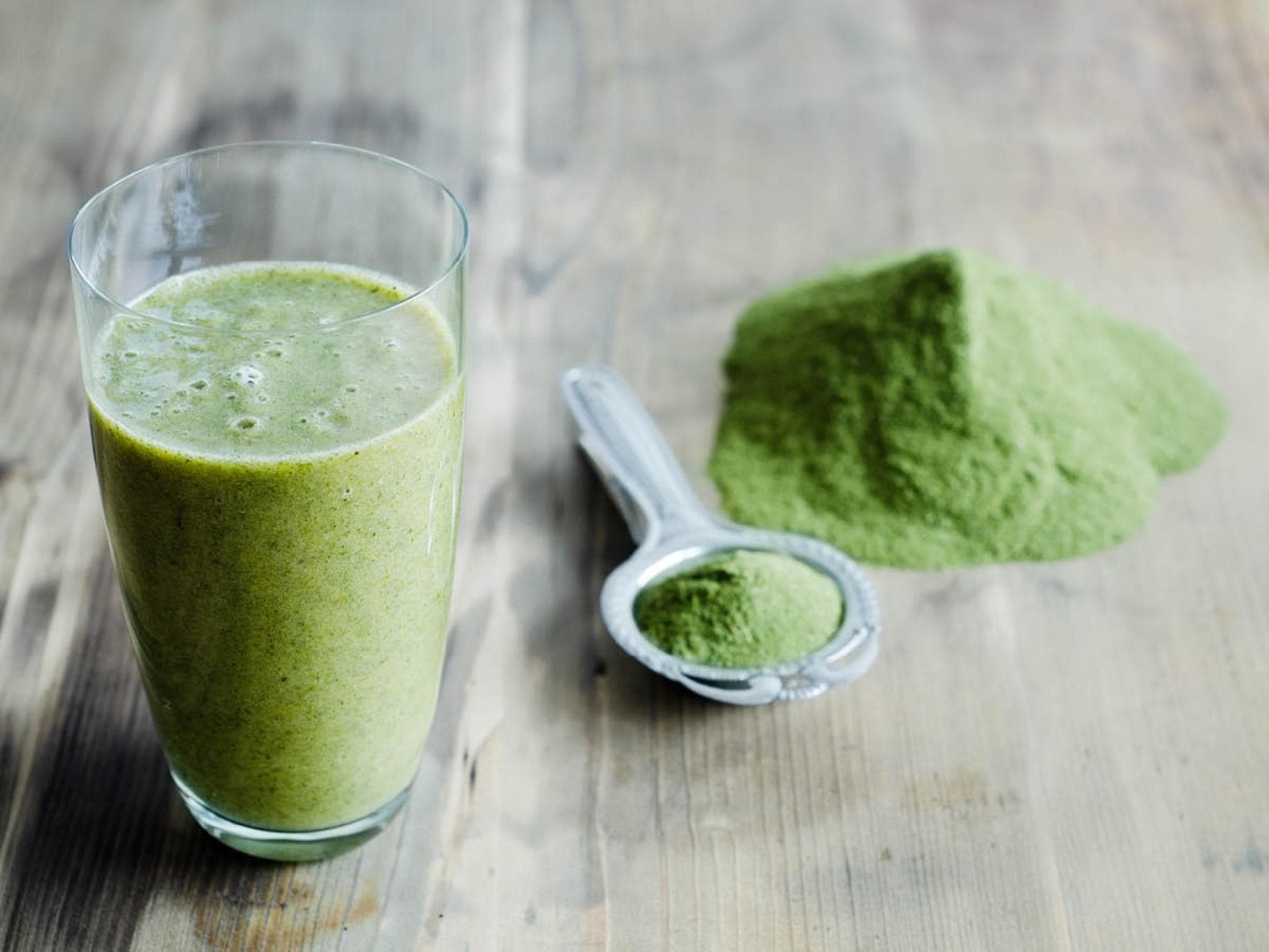 Shake mit grünem Moringa-Pflanzenpulver