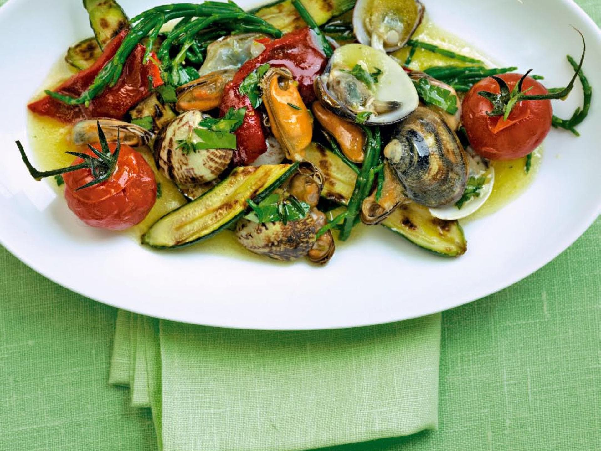 Muschelsalat mit gegrillten Zucchini Muschelsalat mit gegrillten Zucchini - das Rezept von Sterneköchin Cornelia Poletto finden Sie bei uns