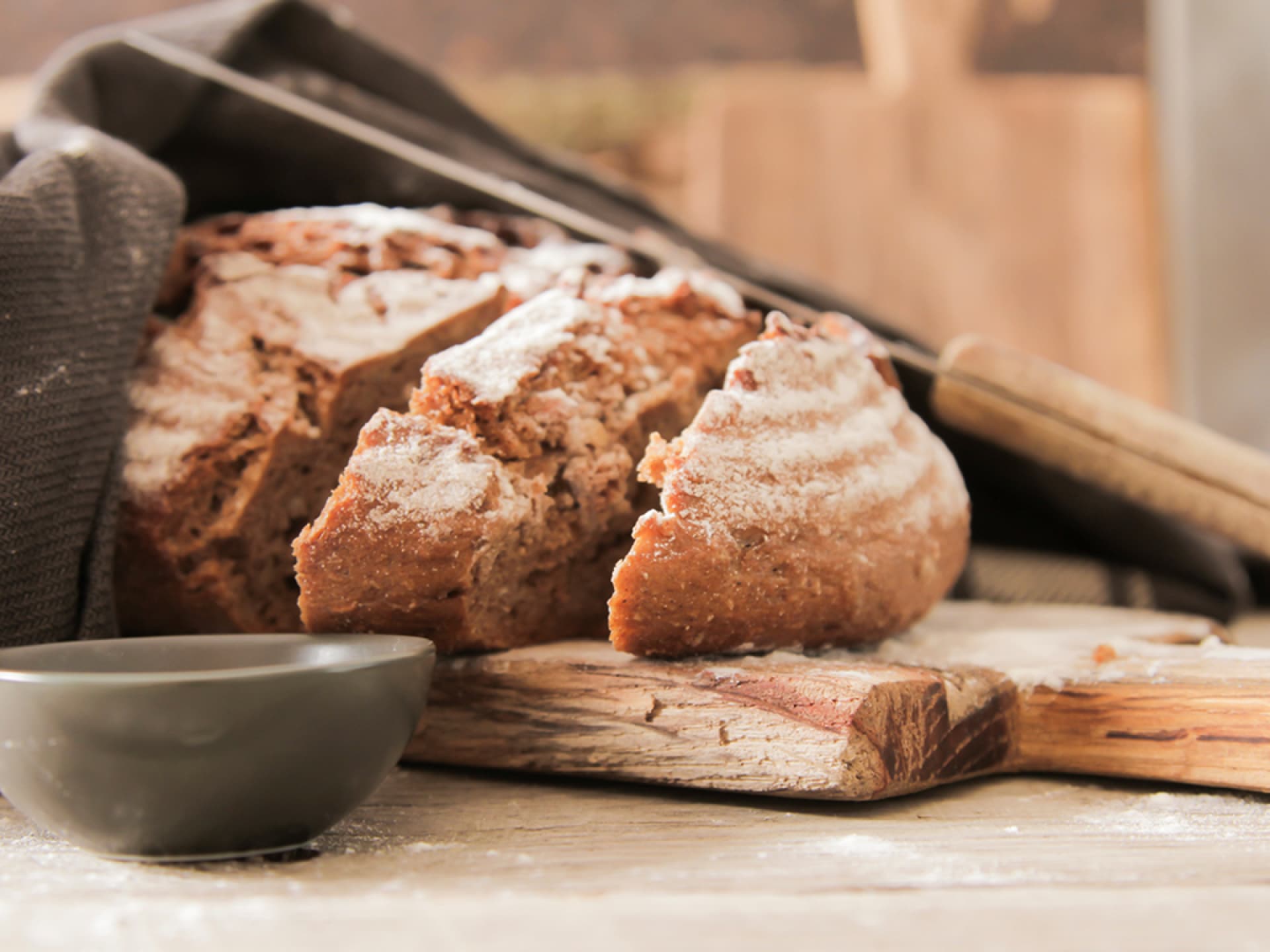 No-Knead-Bread knuspriges No-Knead-Bread in grobe Scheiben geschnitten