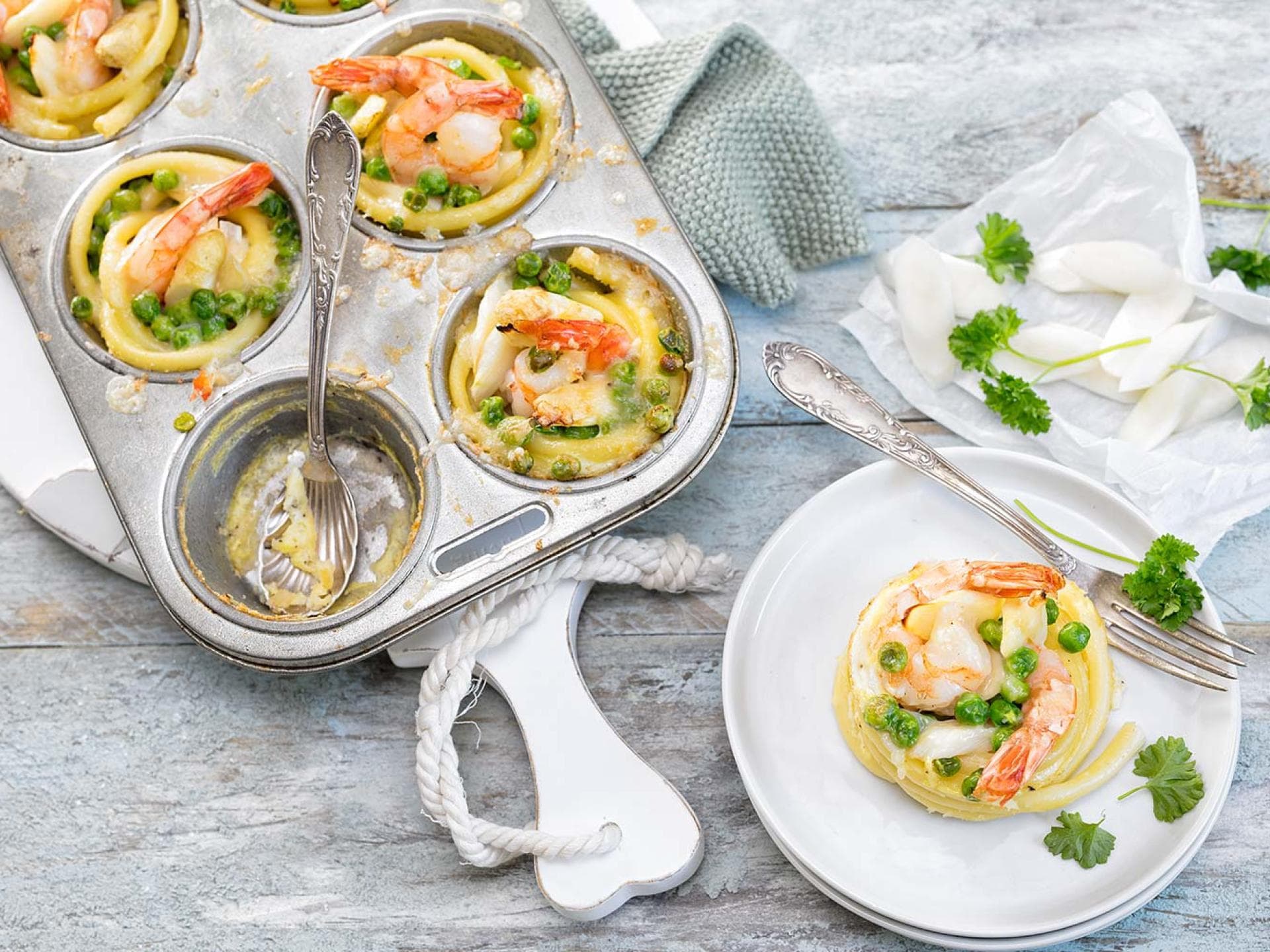 Nudelnester mit Spargel, Erbsen und Garnelen
