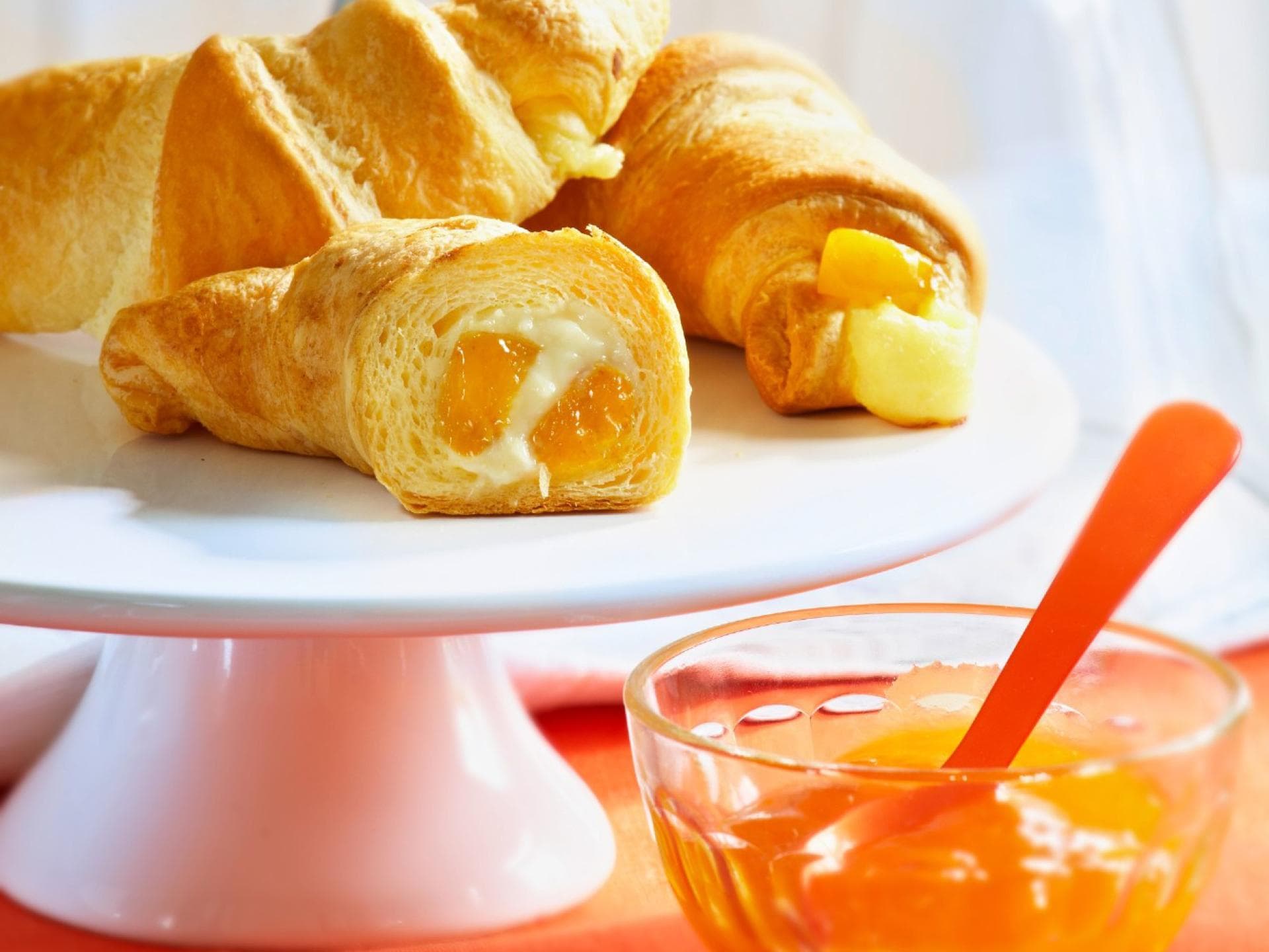 Croissants mit Aprikosenfüllung