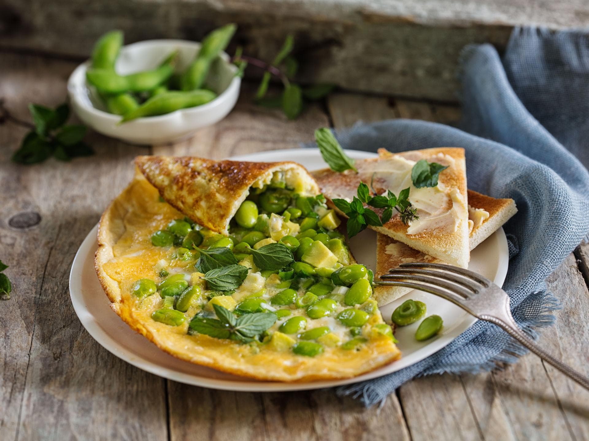 Omelett mit Edamame-Bohnen, Avocado und Minze