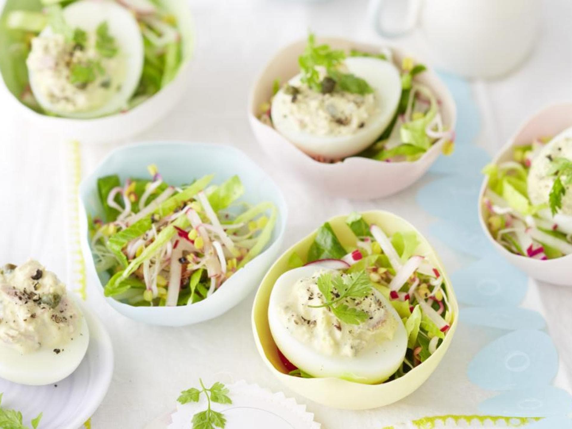 Gefüllte Eier auf Salat Gefüllte Eier auf Salat