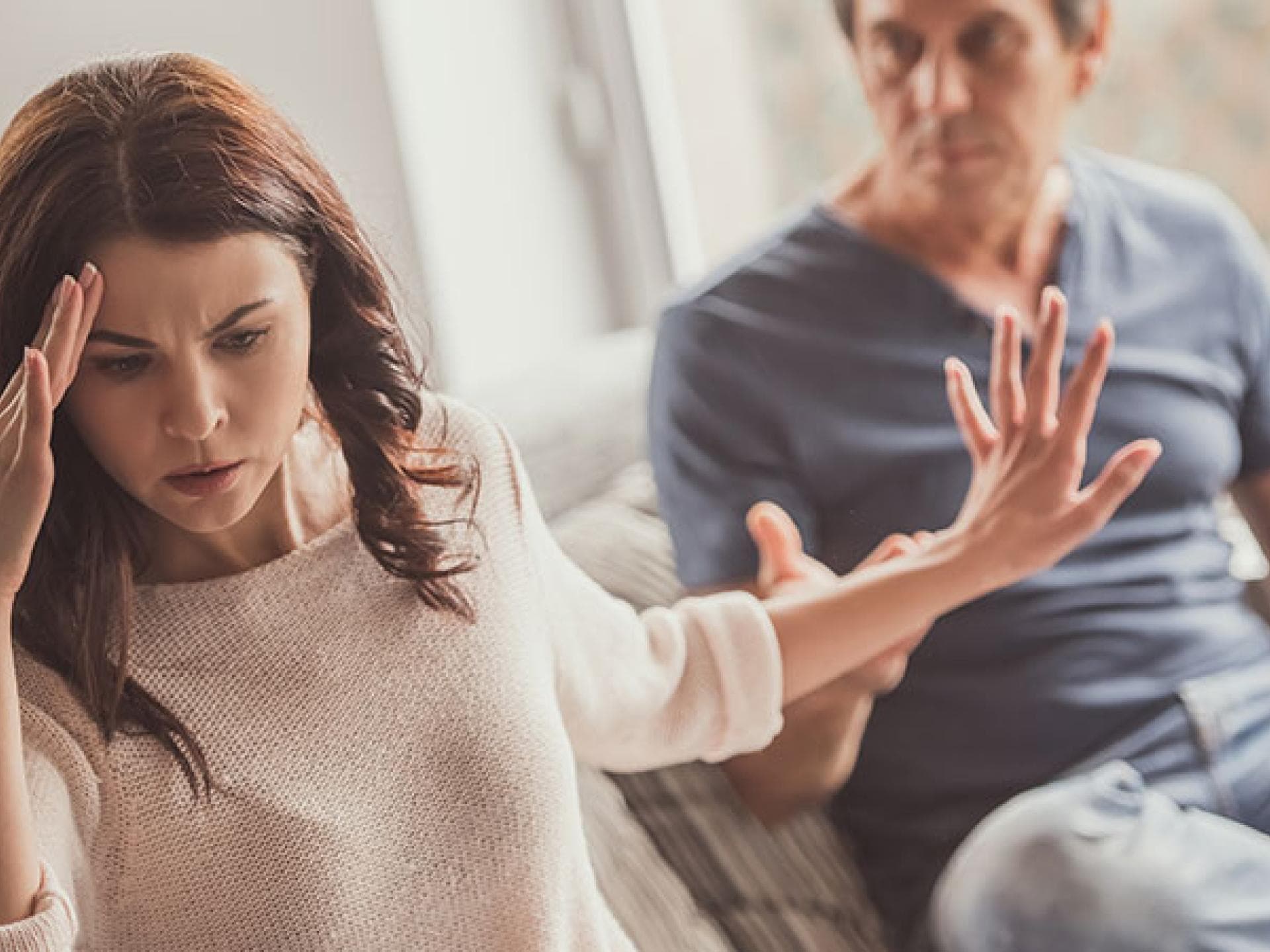 Paar hat Streit: Wenn nur noch der Schein gewahrt wird