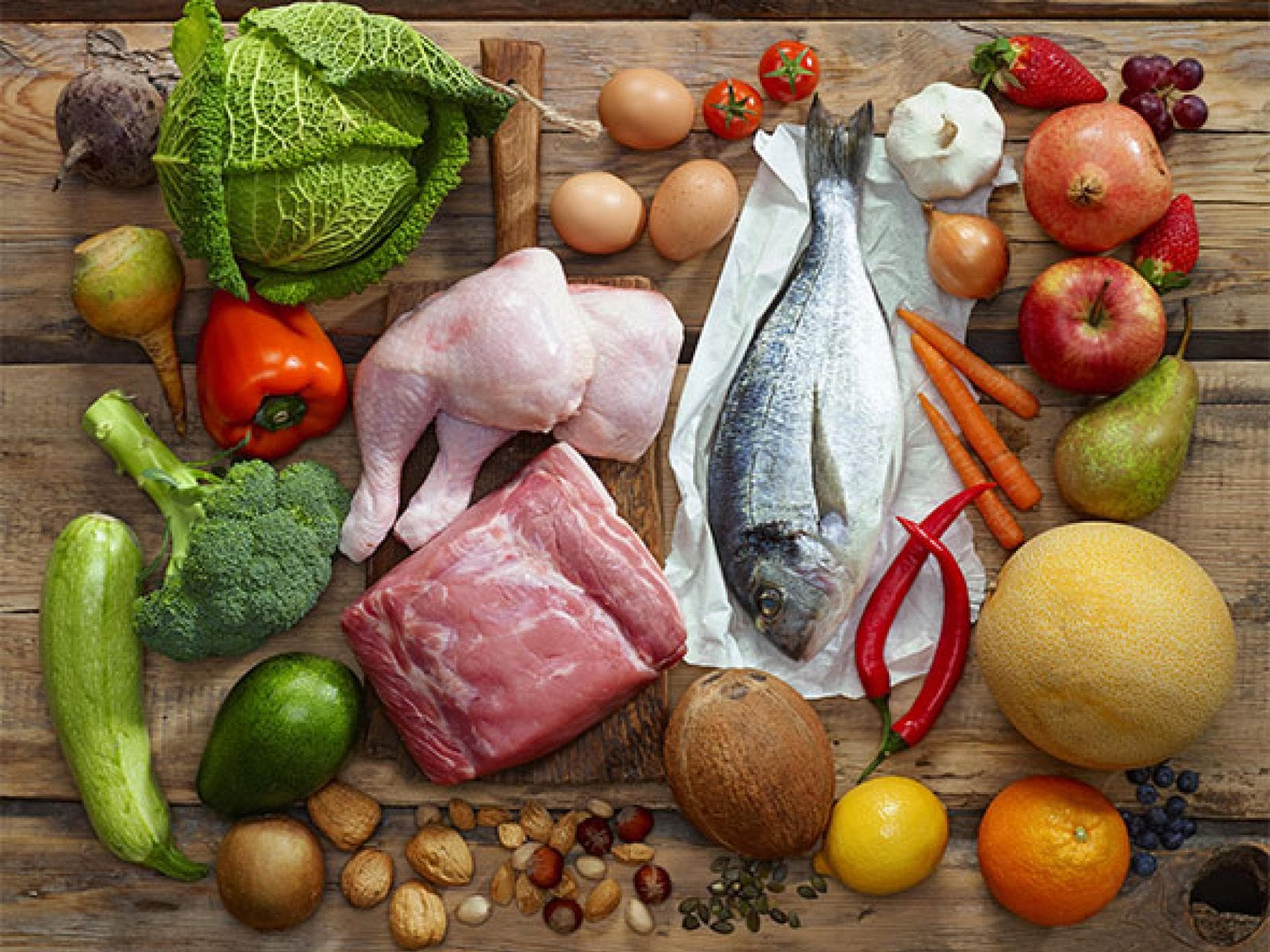 Paleo-Diaet Steinzeitdiaet Paleo-Diaet: Mit Fleisch, Fisch, Eiern, Nüssen, Obst und Gemüse essen wie in der Steinzeit