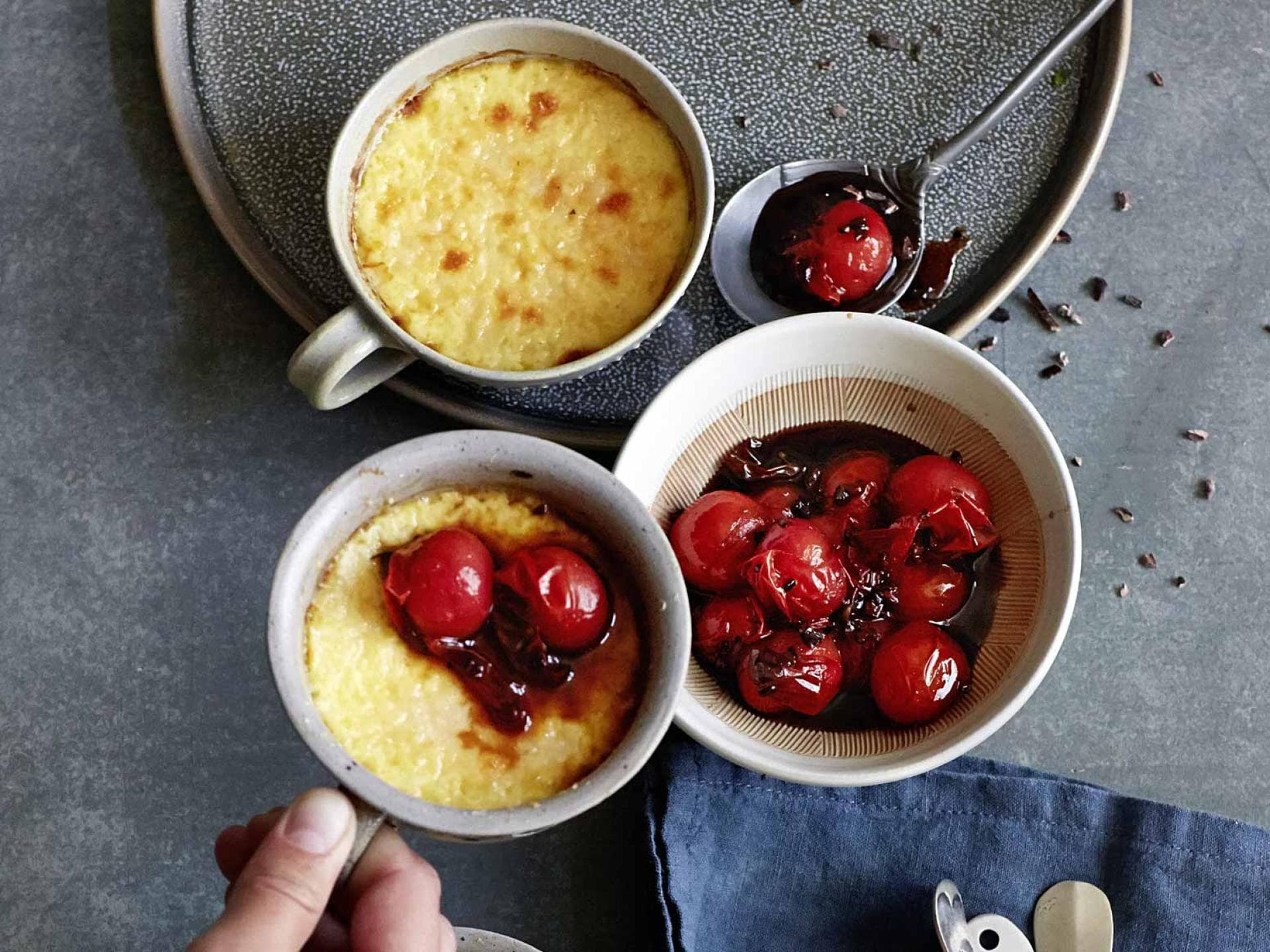 Parmesan-Crème-brulée mit geschmolzenen Tomaten in kleinen Tassen serviert