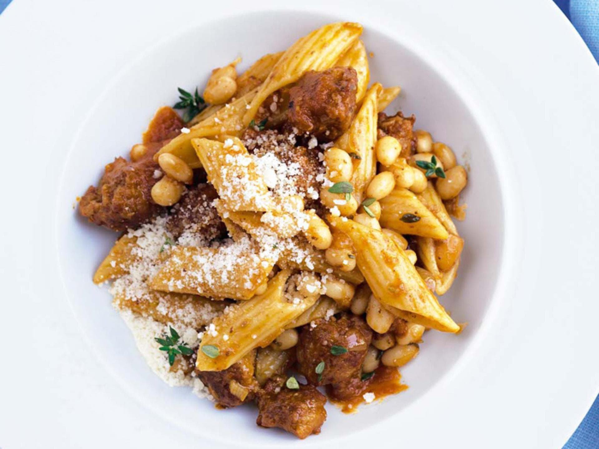 Pasta mit Salsiccia und weißen Bohnen