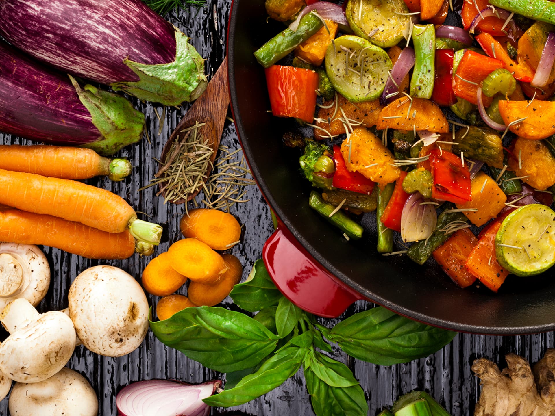 Pegane Ernährung Rohkost und Gemüsepfanne mit Kräutern.