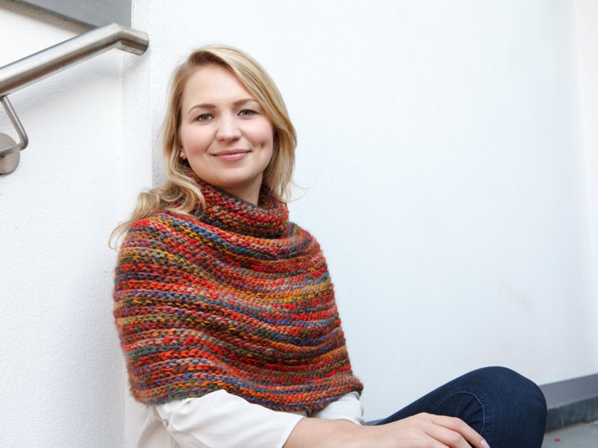 Buntes Cape mit Kragen