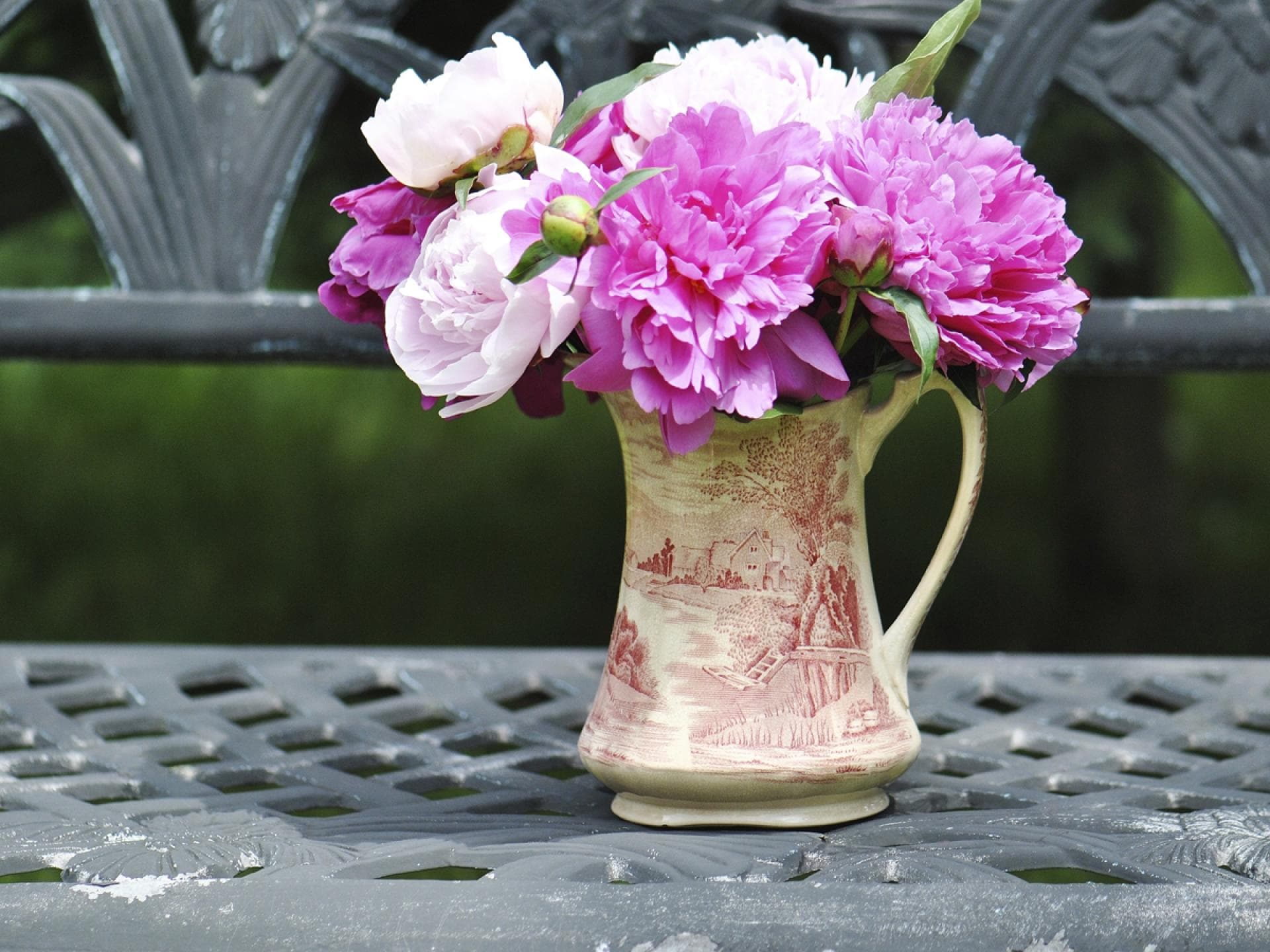 Rosen in einer Vase auf einem Tisch
