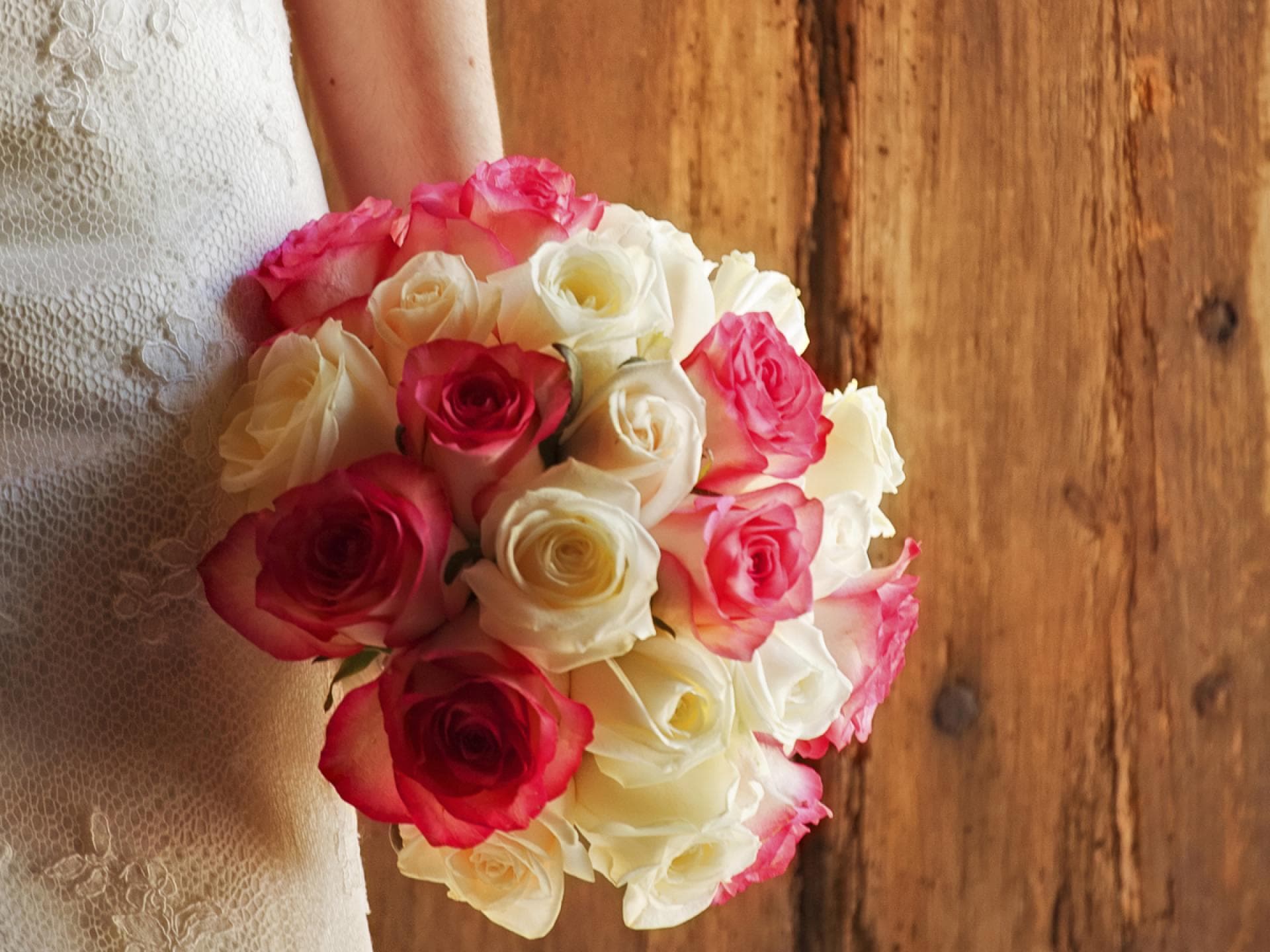 Rote und weiße Pfingstrosen zur Hochzeit