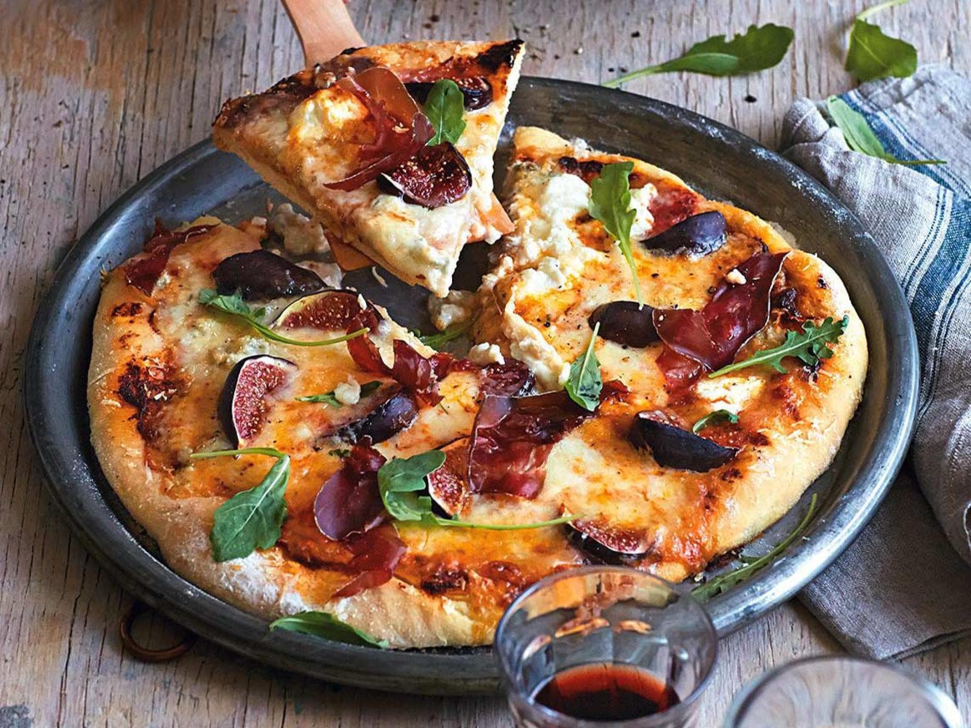 Pizza bianco mit 4 Sorten Käse, Feigen, Rucola und Bündnerfleisch