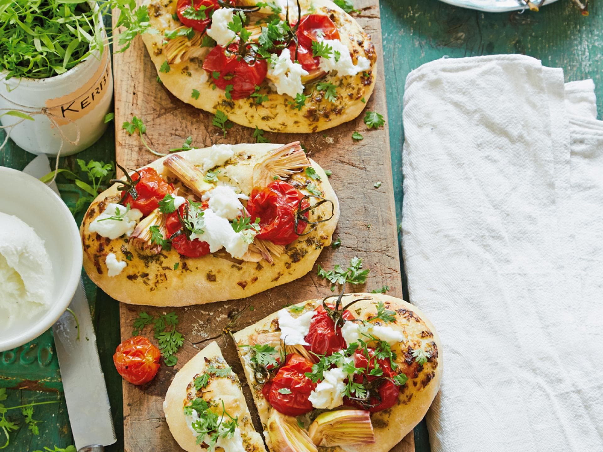 Pizzafladen mit Kerbel-Schmand und Tomaten Pizzafladen mit Kerbel-Schmand und Tomaten