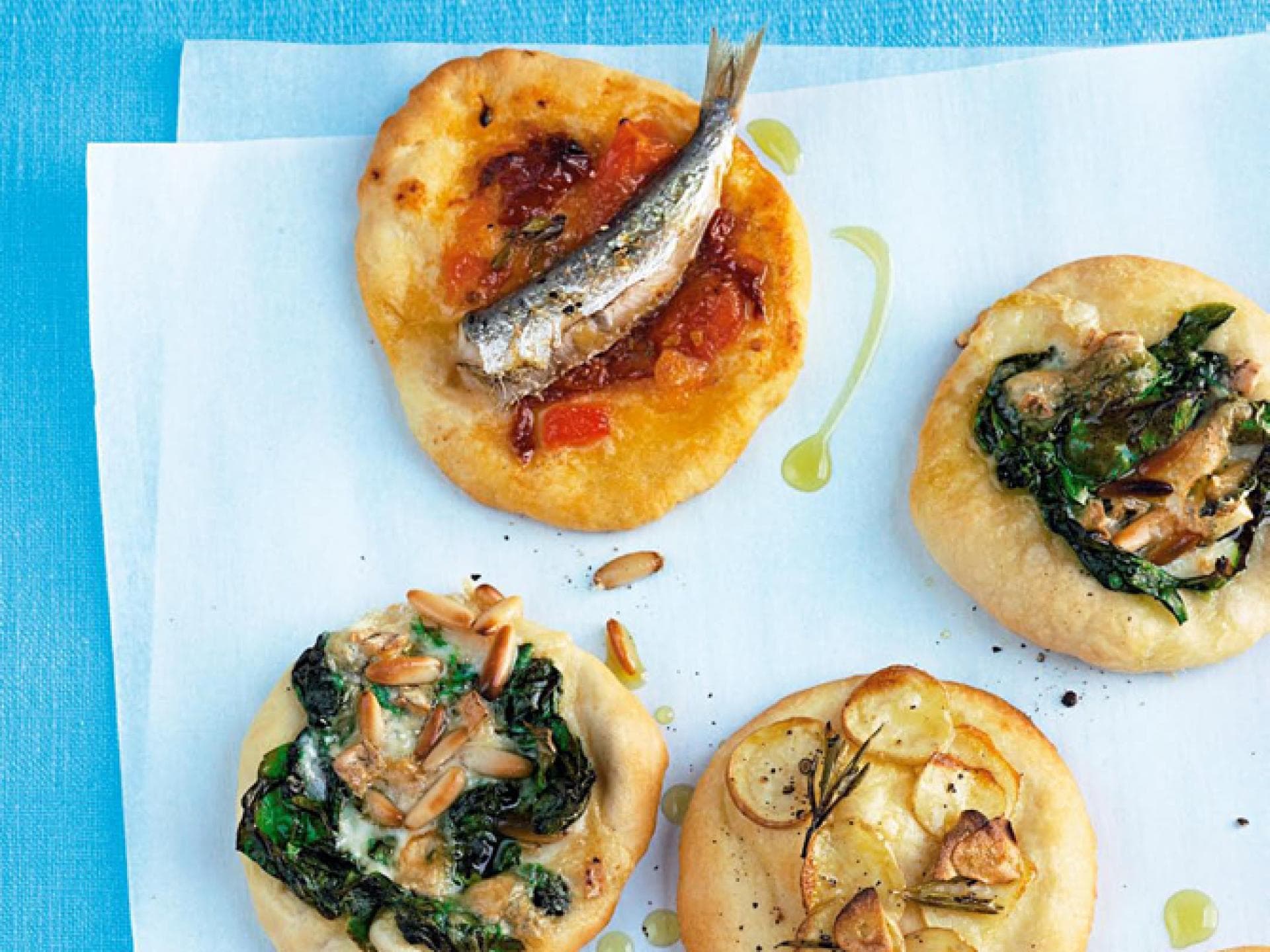 Pizzerre "Tricolore" belegt mit Spinat, Tomaten und Kartoffeln