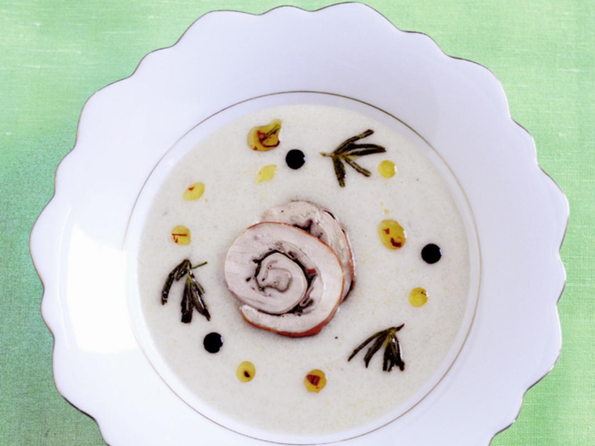 Polentasuppe mit Perlhuhn-Roulade